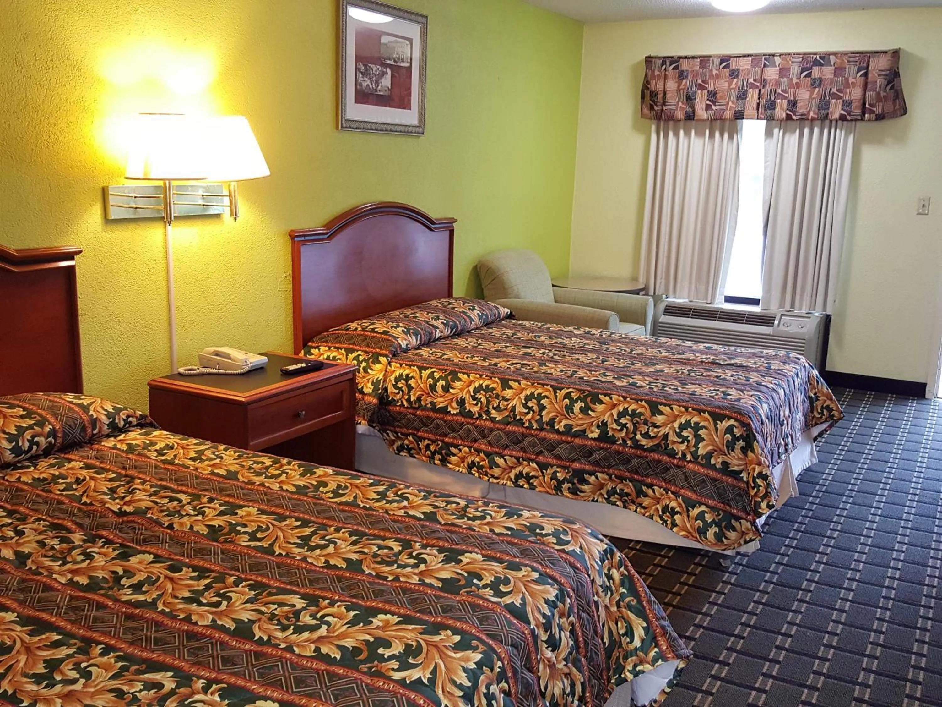 Bed in American Inn Columbia