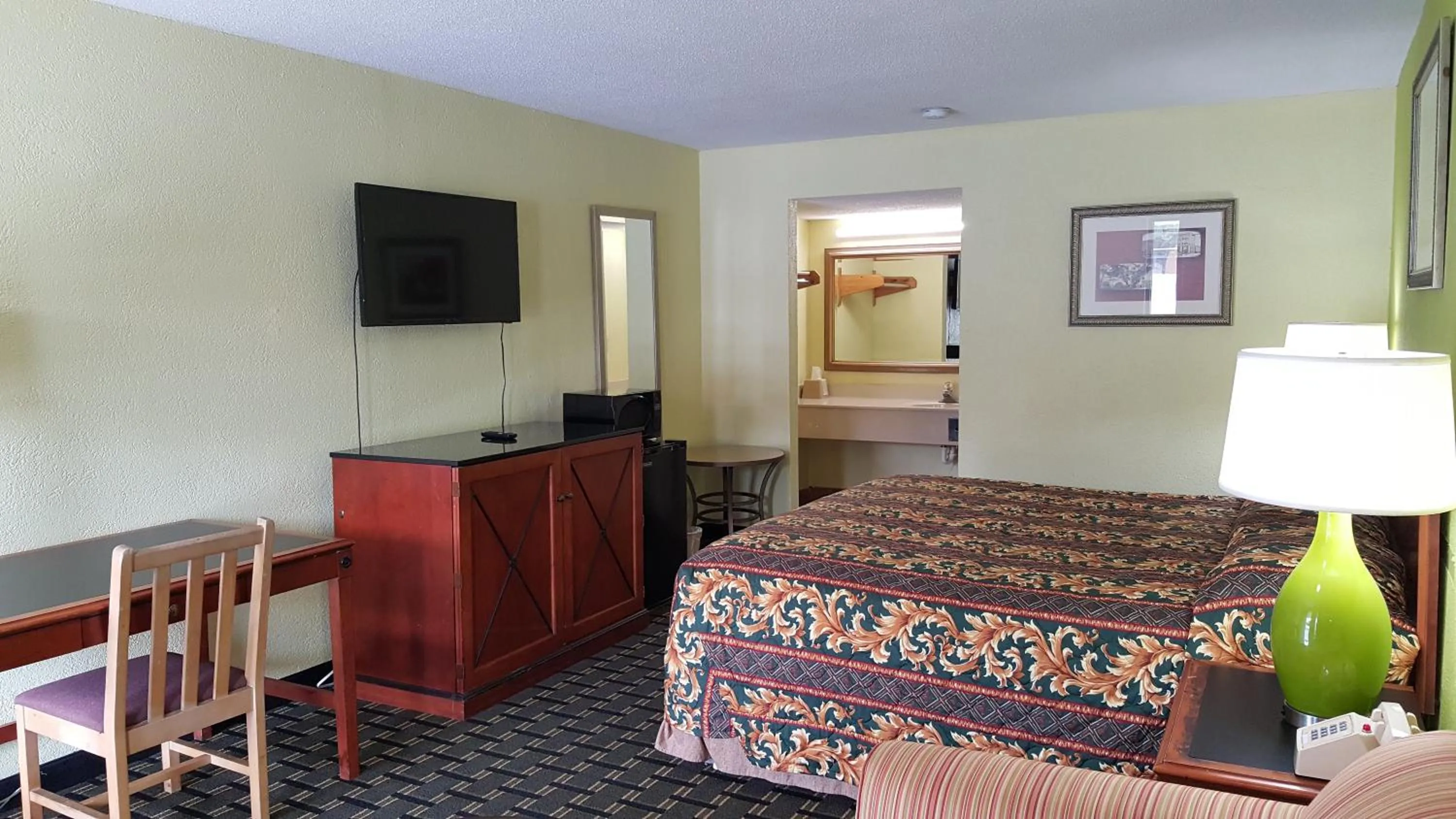 Bed in American Inn Columbia