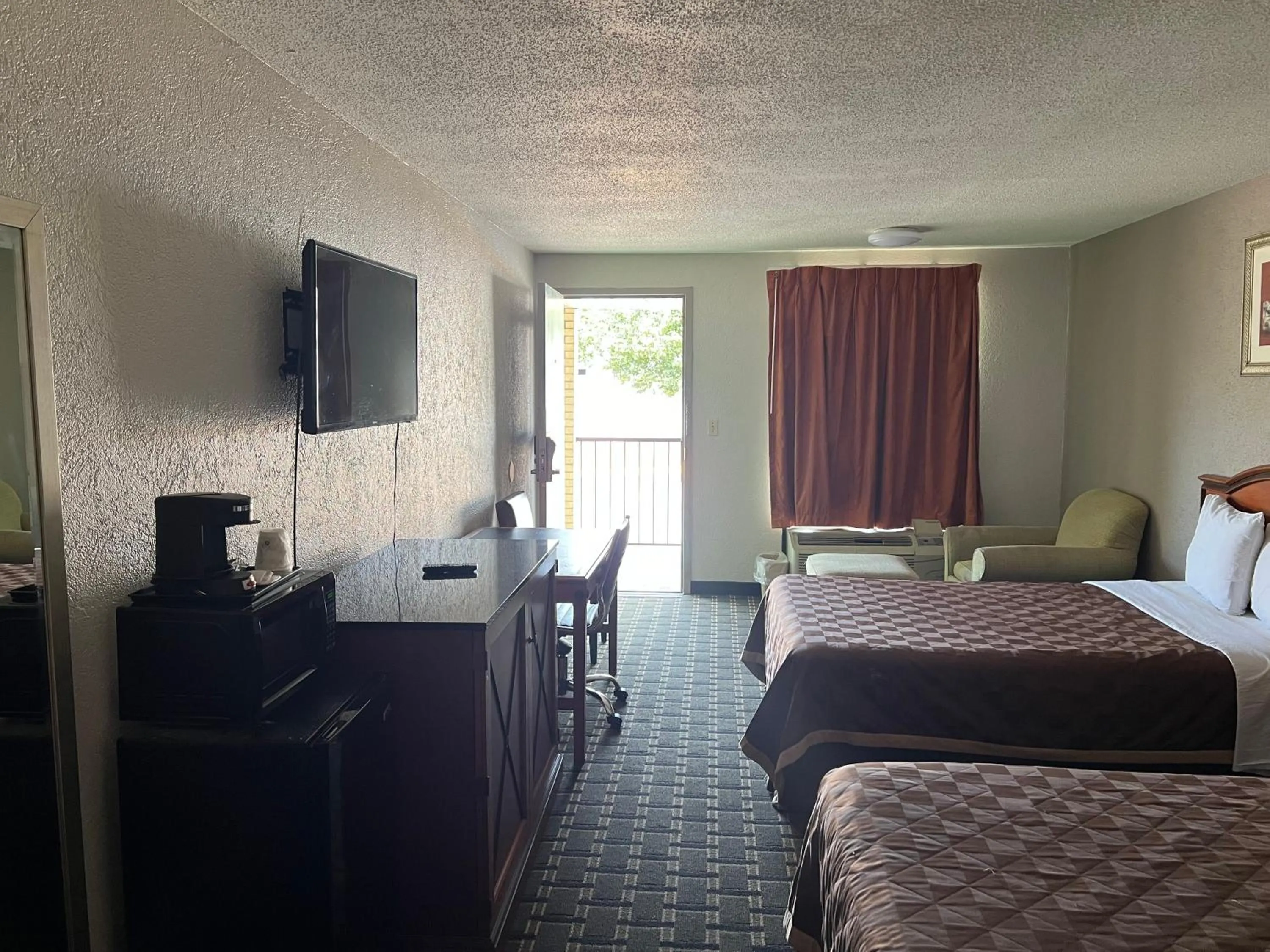 Bed in American Inn Columbia