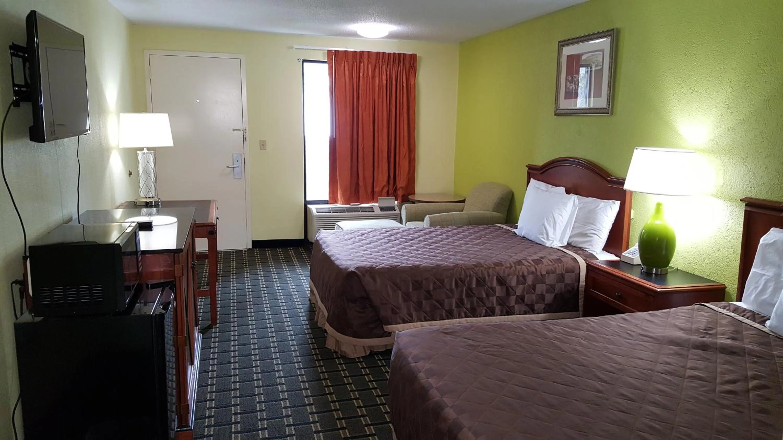 Bed in American Inn Columbia