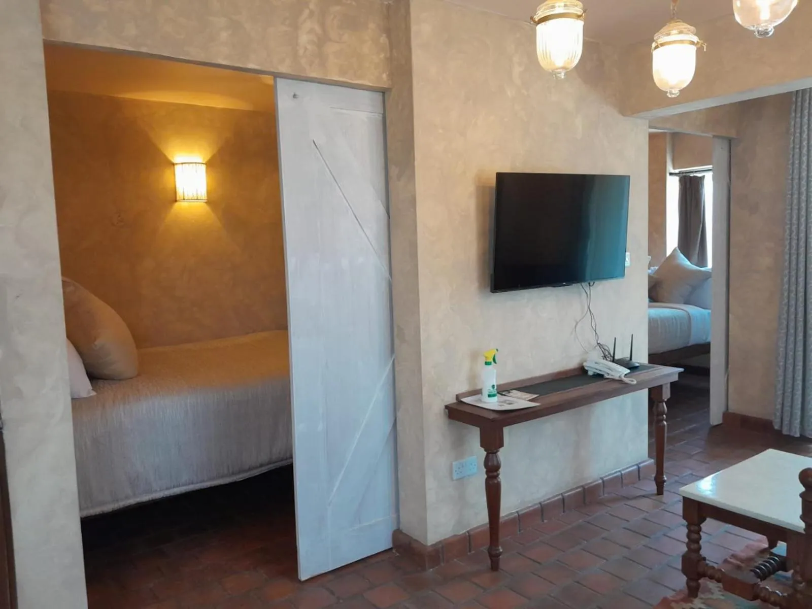 TV and multimedia, Bed in Woodmere Grand Hotel