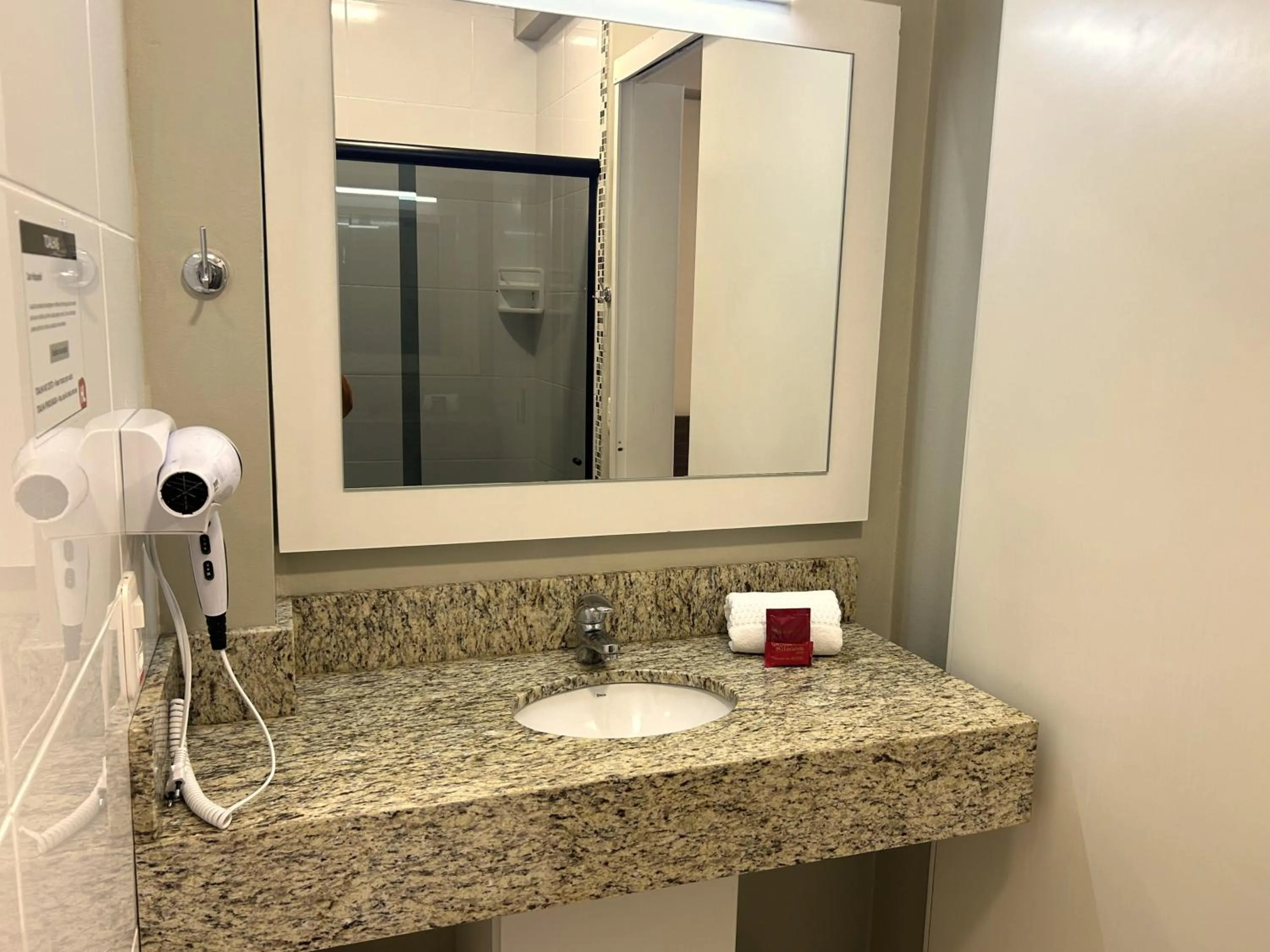 Bathroom in Hotel Locatelli