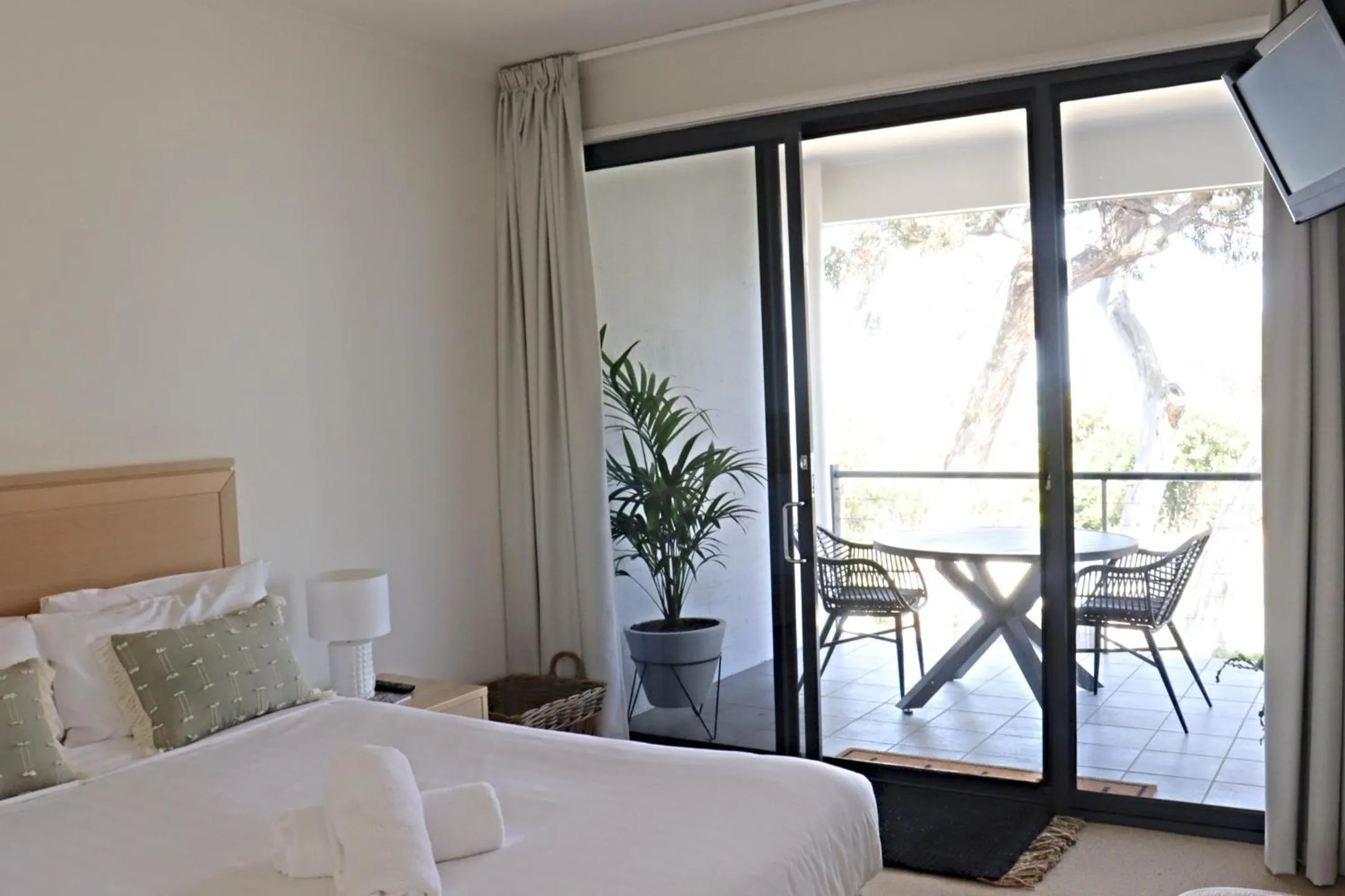 Balcony/Terrace, Bed in Lorne Surf Apartments
