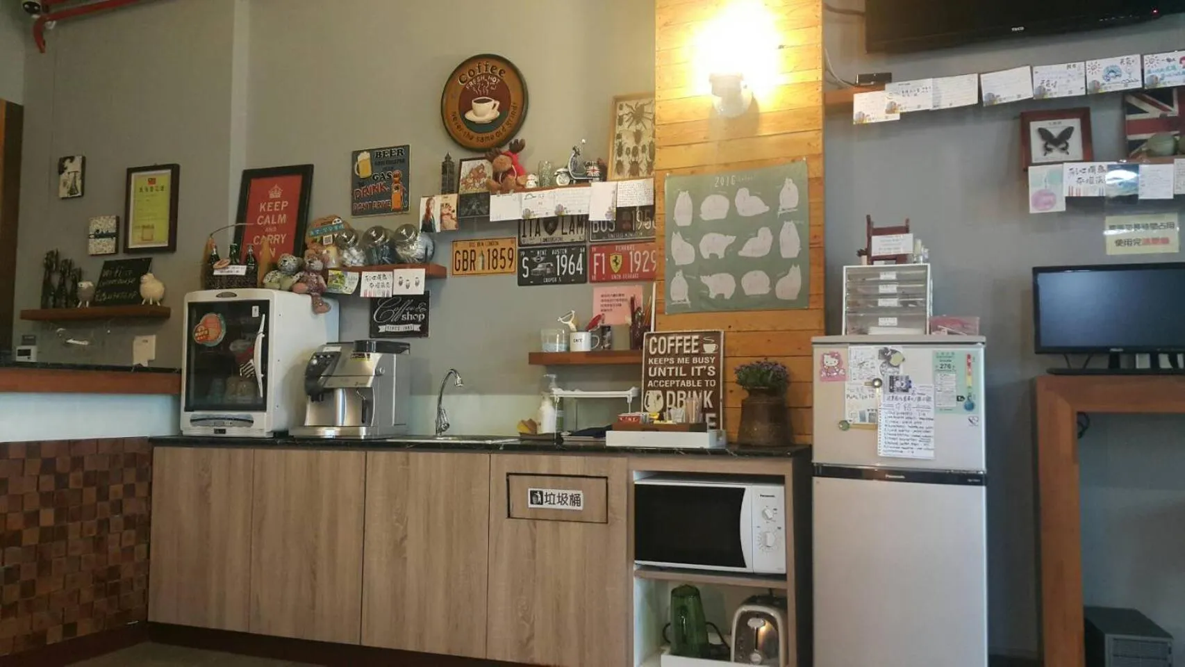 Communal lounge/ TV room, Kitchen/Kitchenette in Corner House