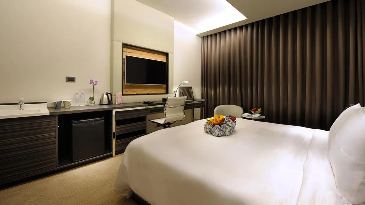 Bedroom, Bed in Golden Tulip Glory Fine Hotel