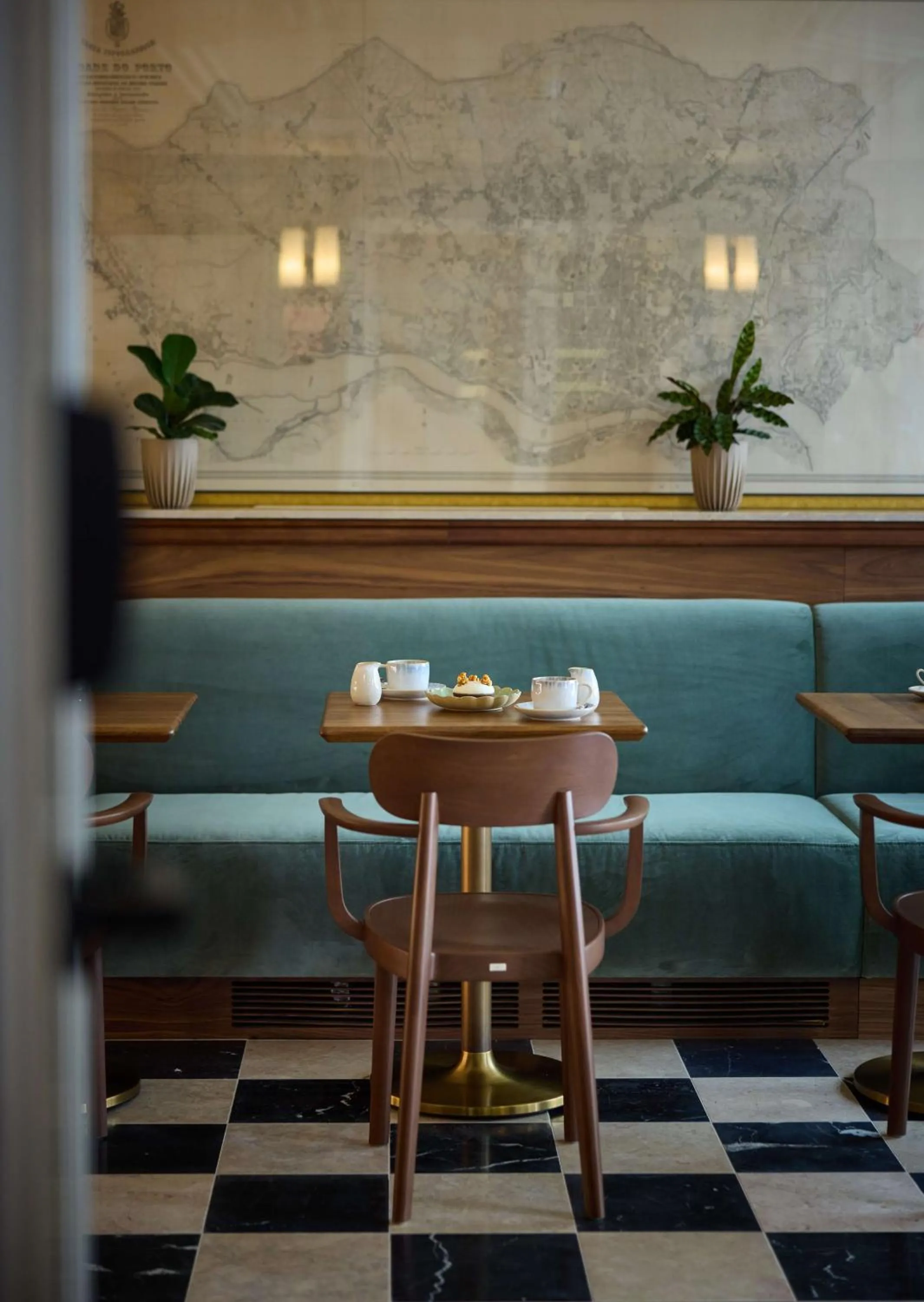 Restaurant/places to eat in DUO Hotel Lisbon, Curio Collection by Hilton