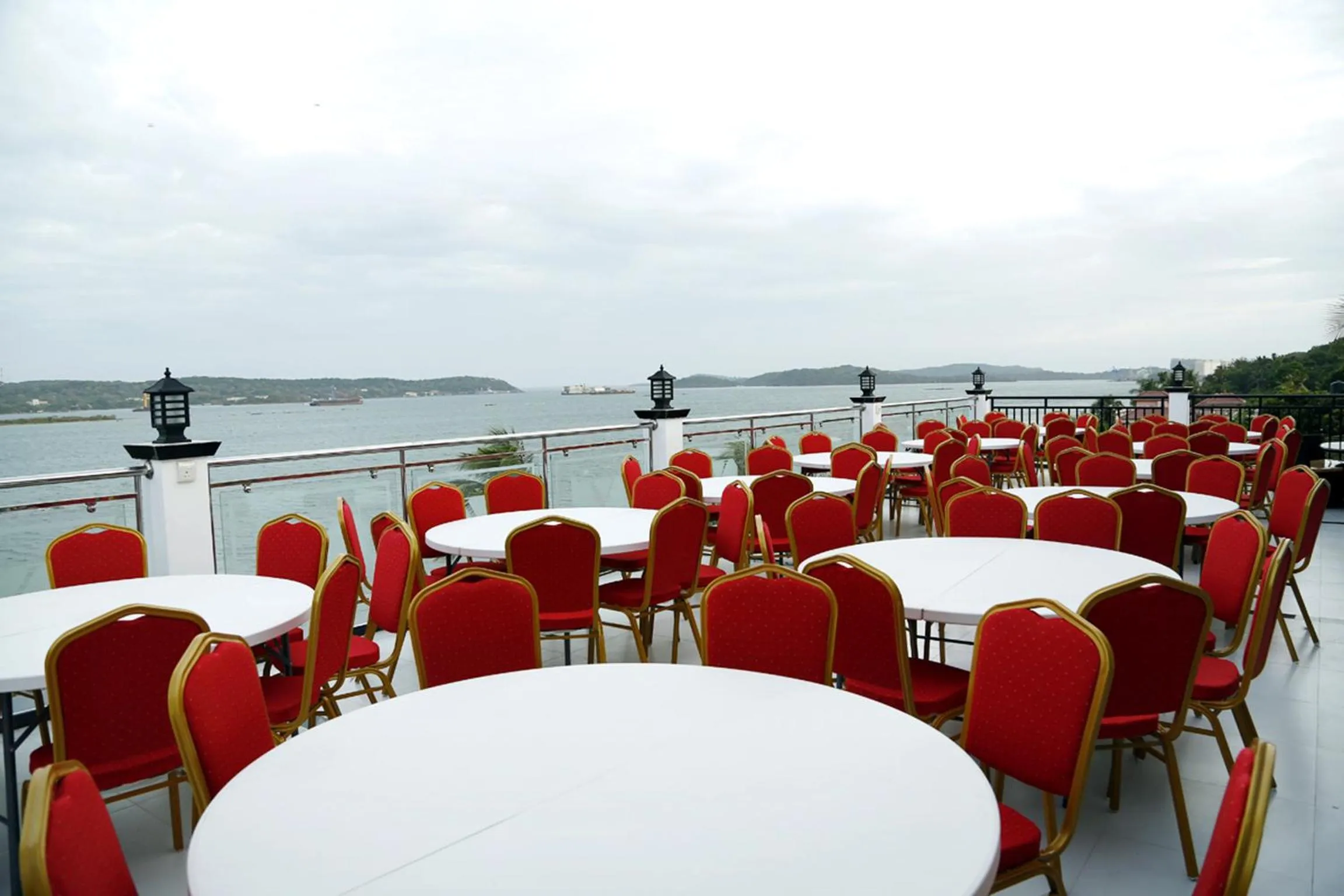 Restaurant/places to eat in Villa Hotel