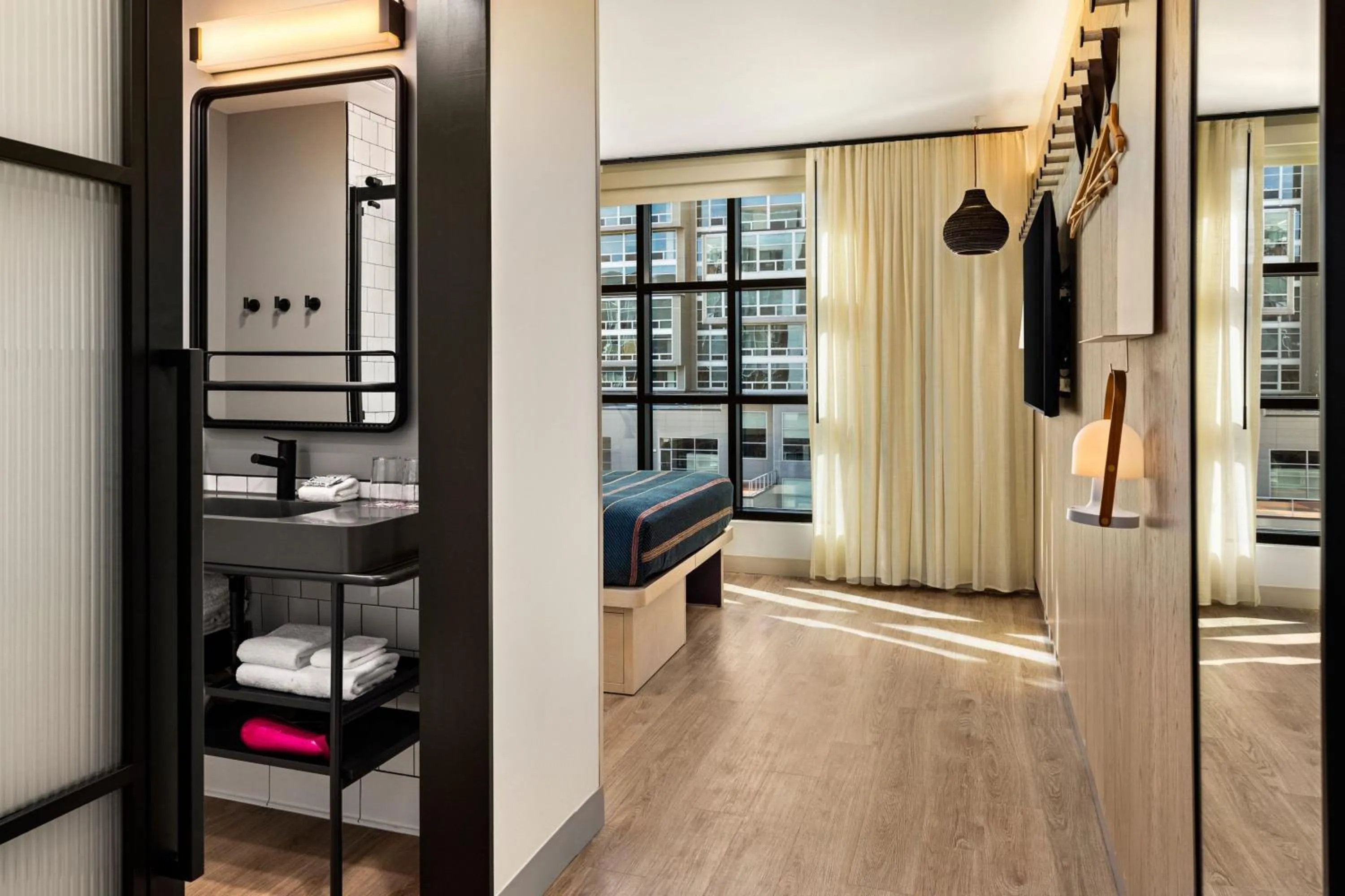 Photo of the whole room, Bed in Moxy Madison Downtown