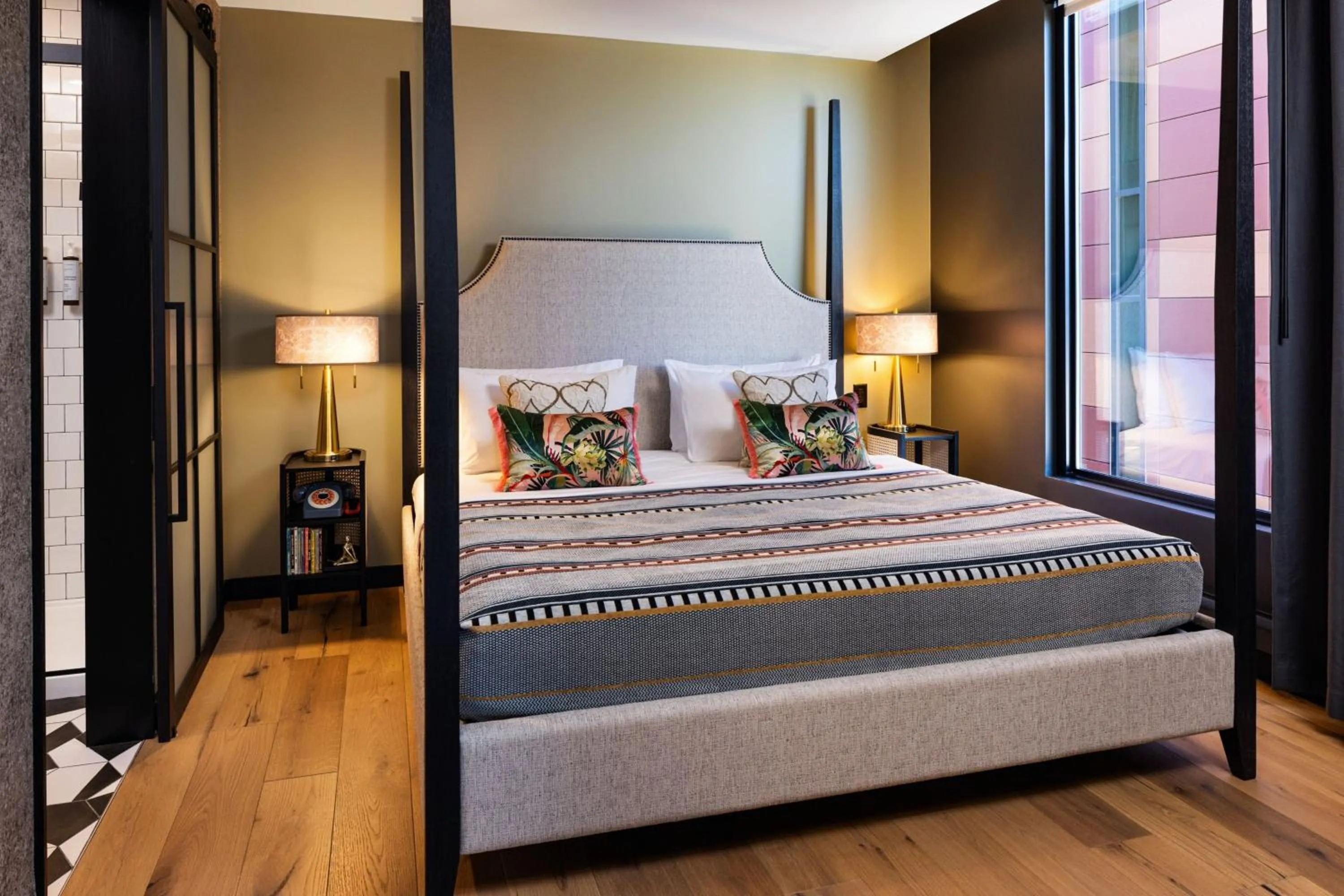 Photo of the whole room, Bed in Moxy Madison Downtown