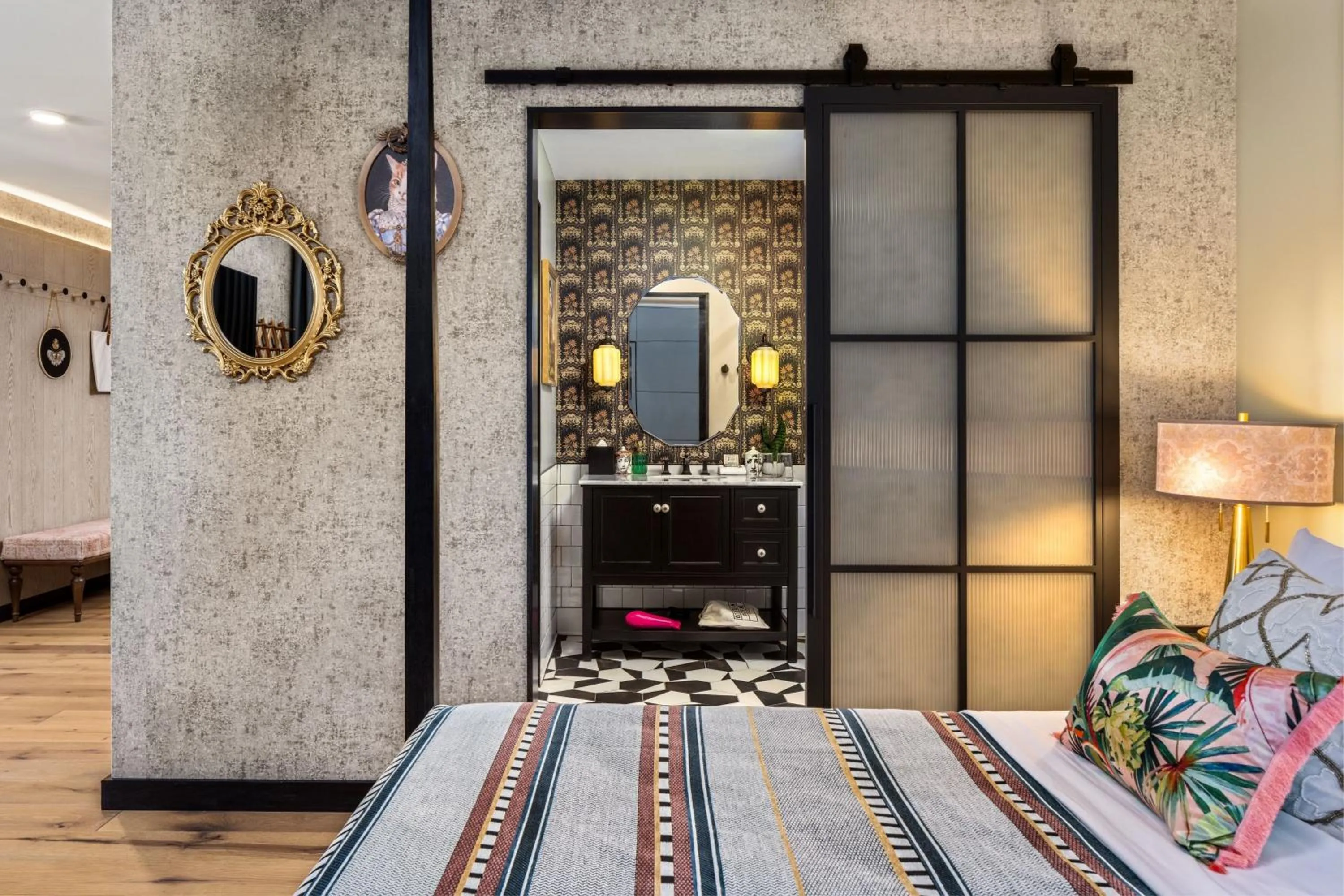 Photo of the whole room, Bed in Moxy Madison Downtown