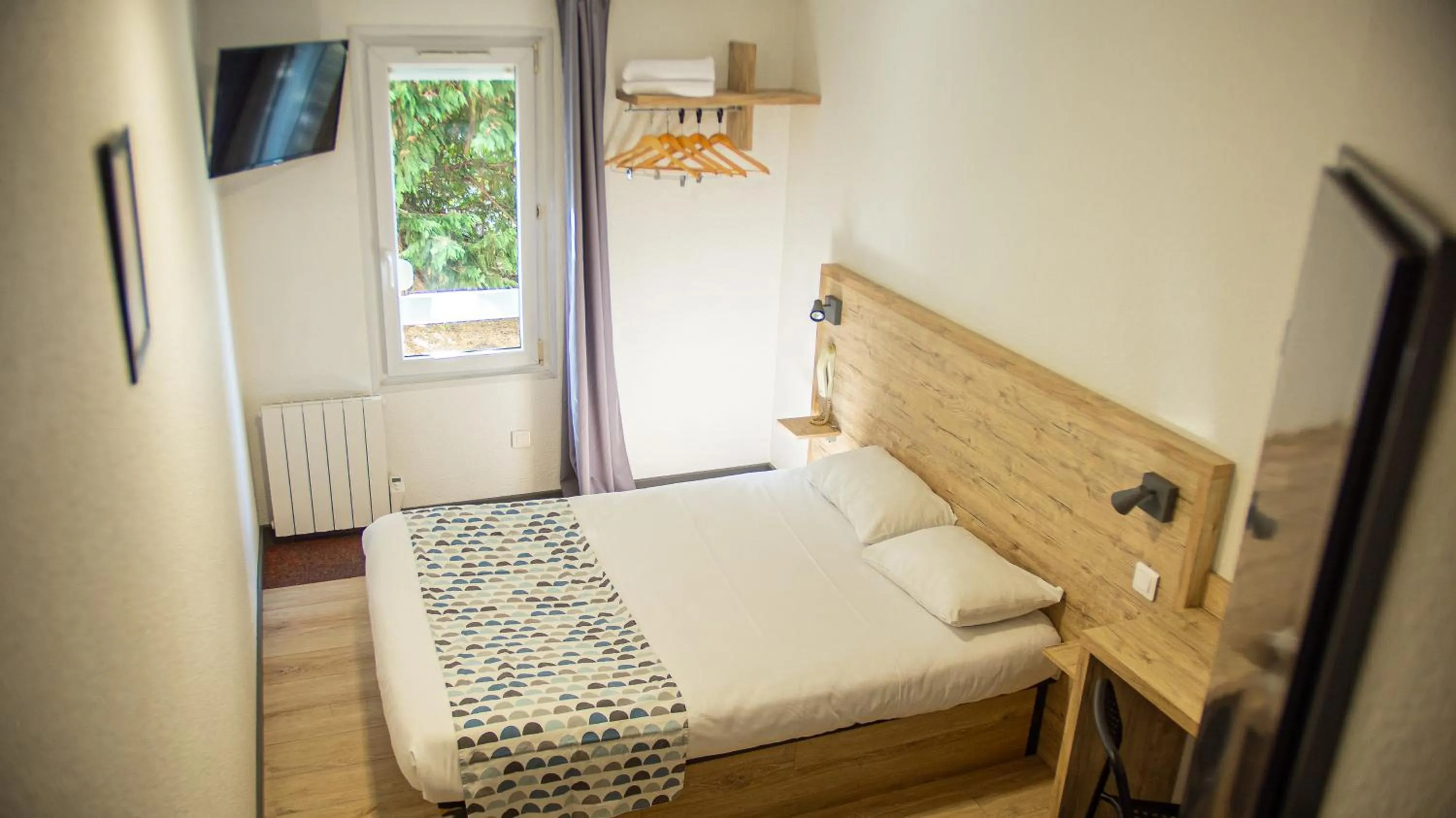 Photo of the whole room, Bed in my HOTEL Bordeaux