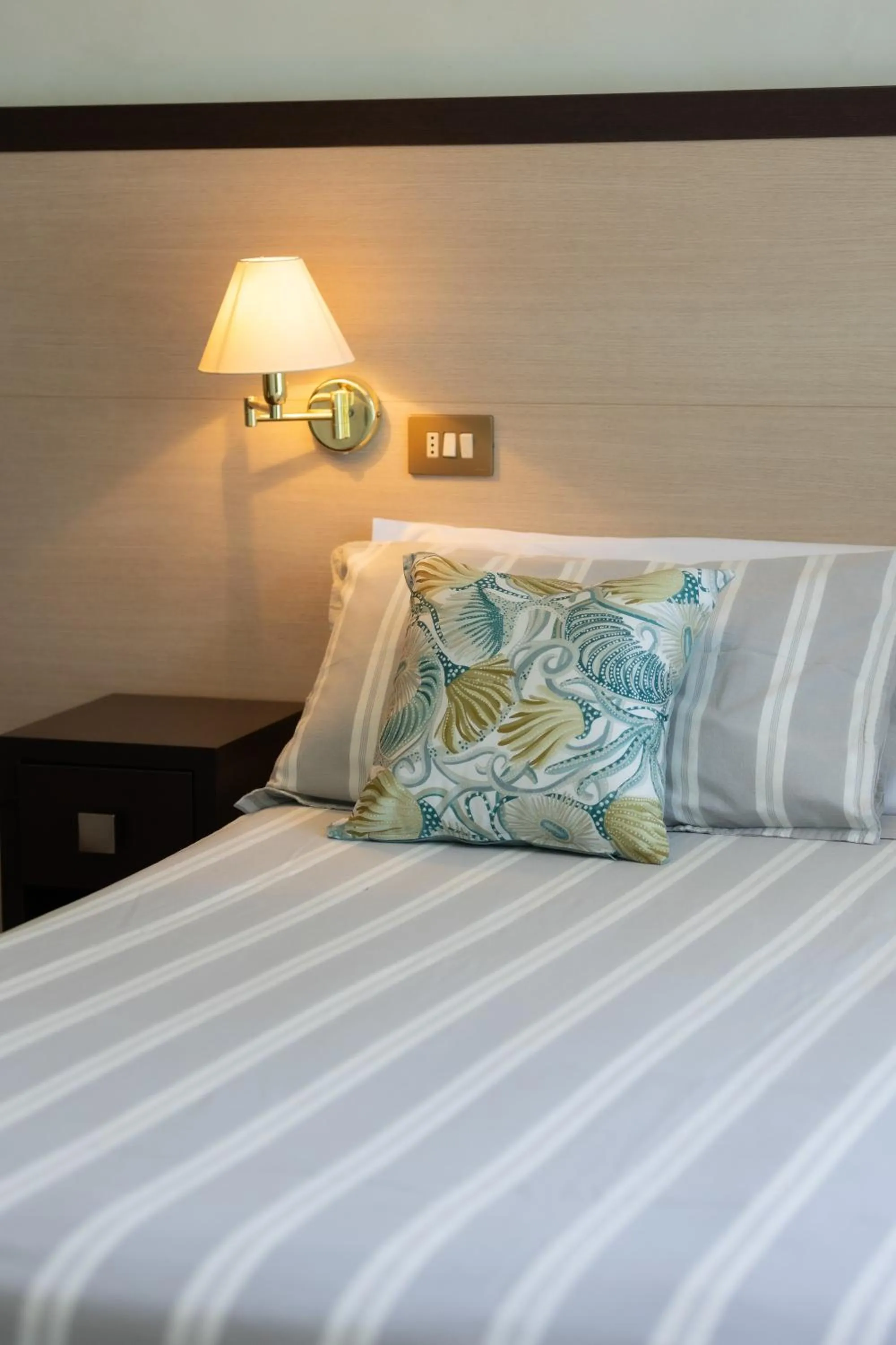 Bed in Hotel Adriatica con Piscina