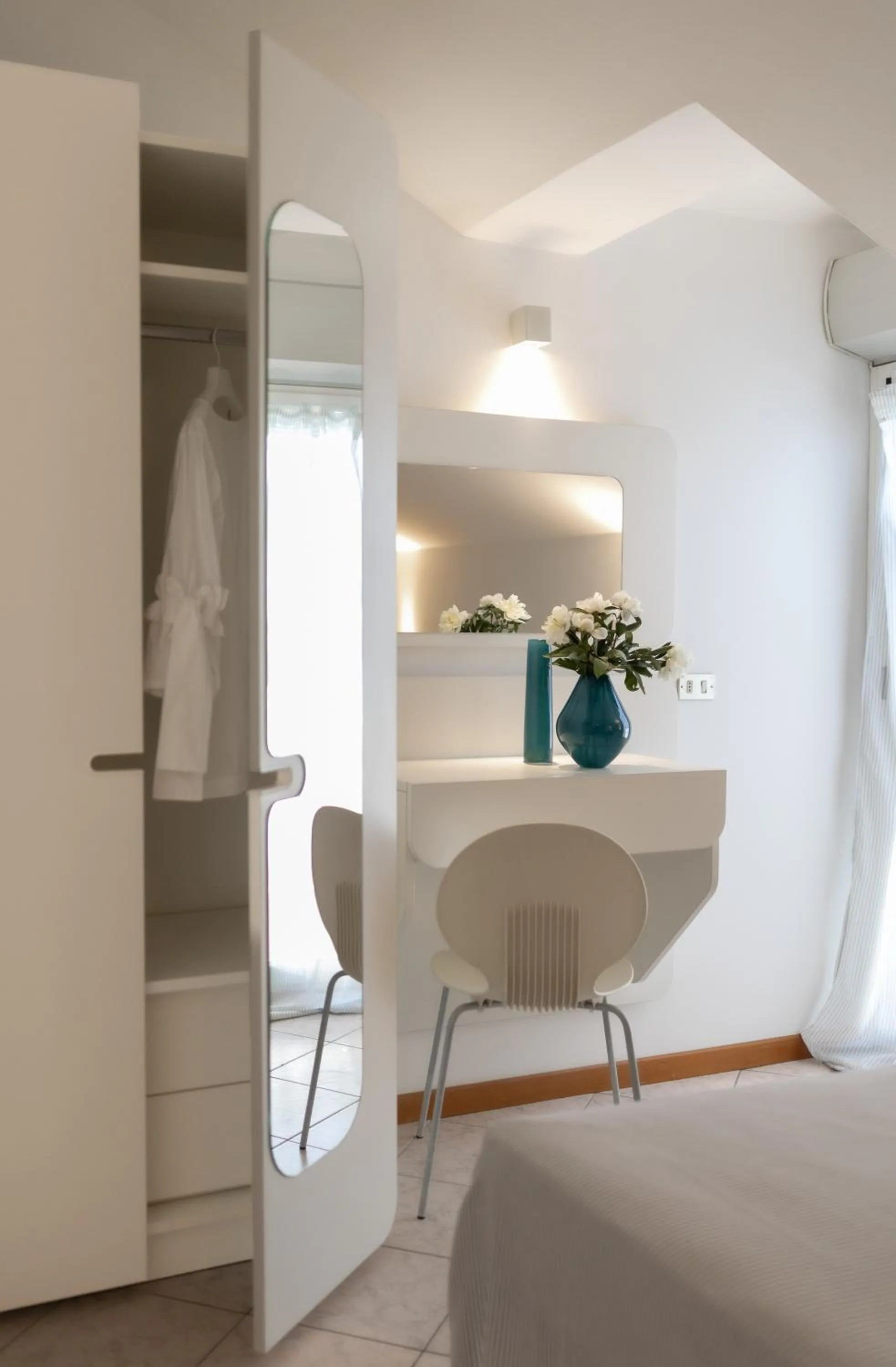 wardrobe, Bed in Hotel Adriatica con Piscina