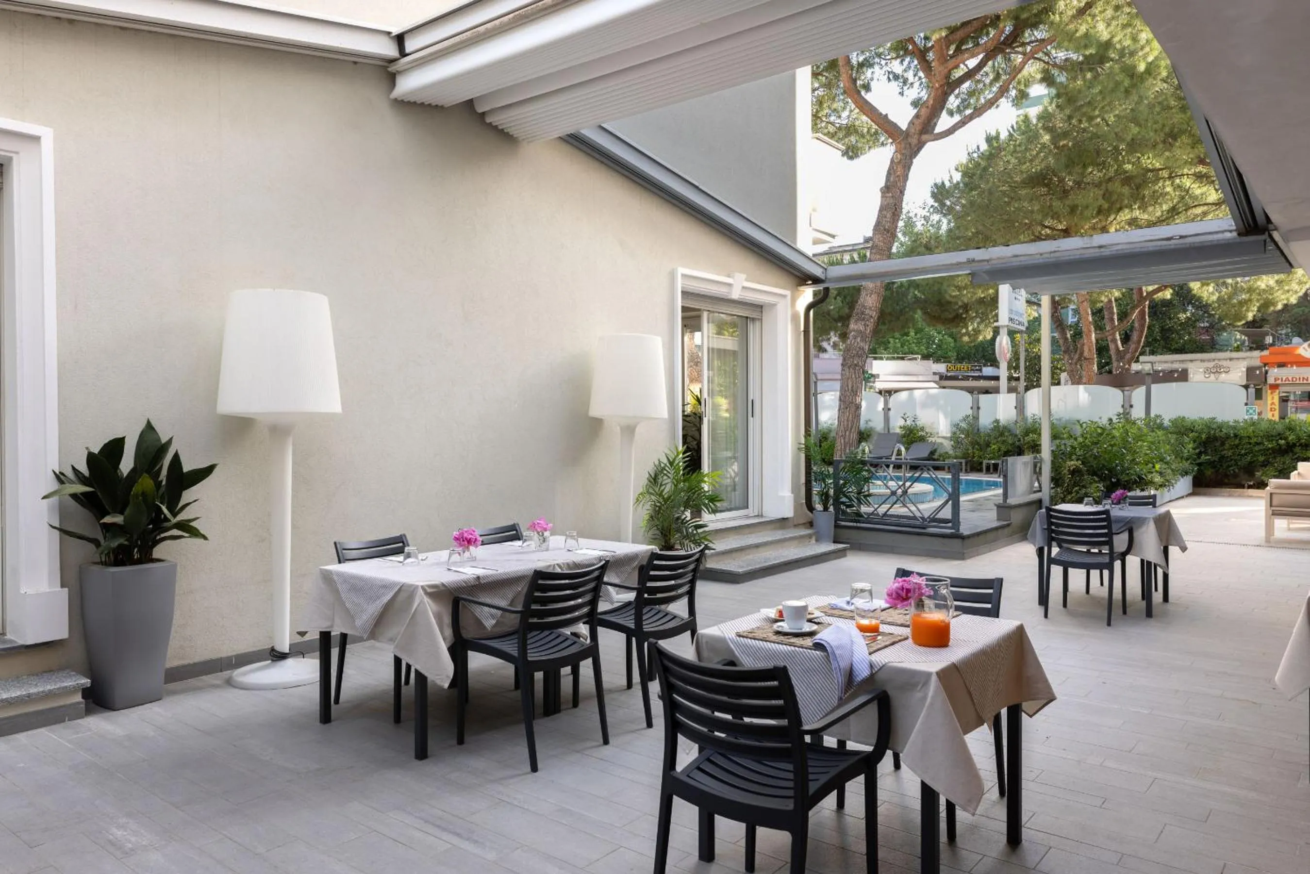 Patio in Hotel Adriatica con Piscina