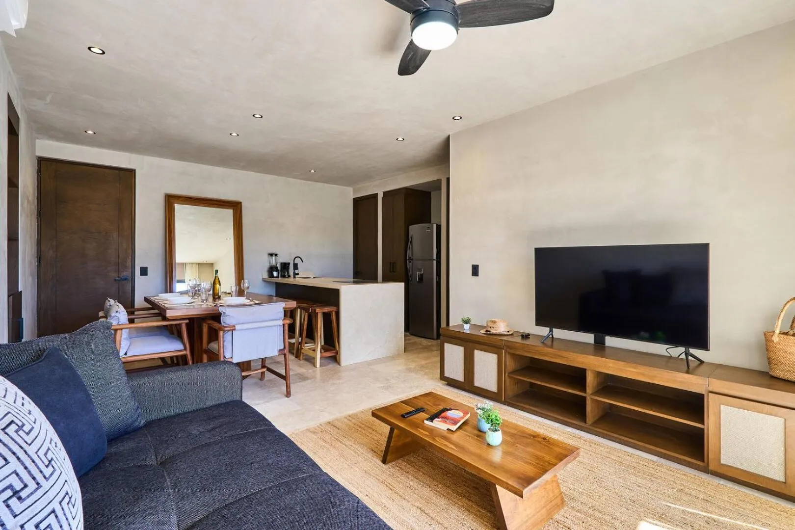 TV and multimedia in Bakal Residence By Lockey