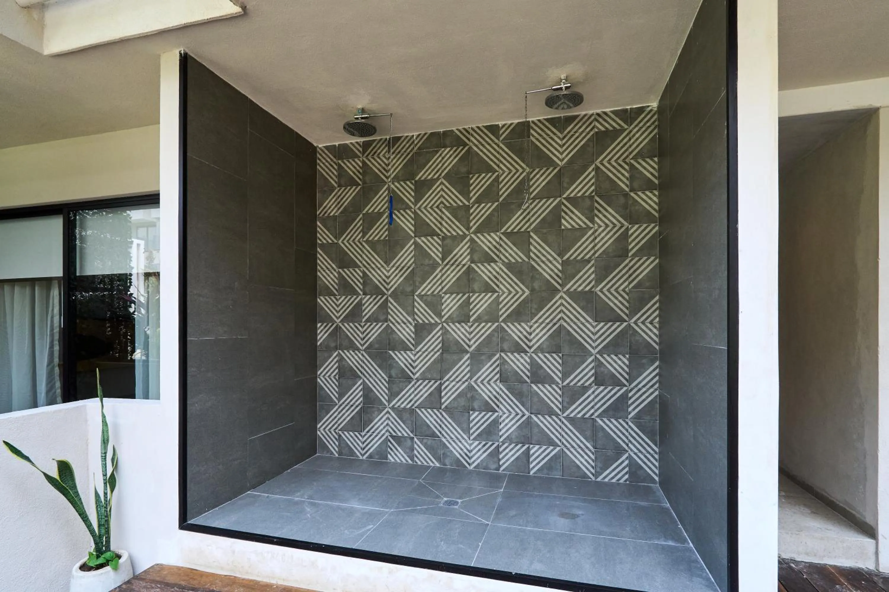 Shower in Bakal Residence By Lockey