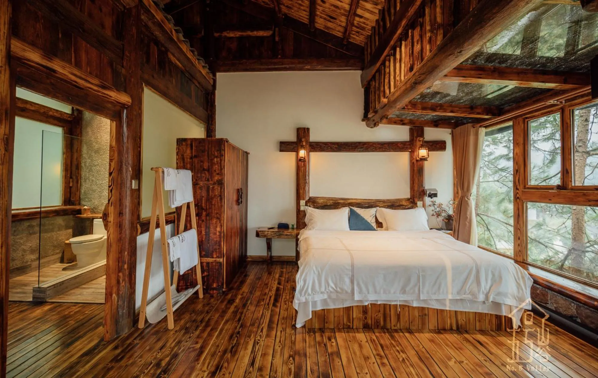 Photo of the whole room, Bed in No.5 Valley Lodge