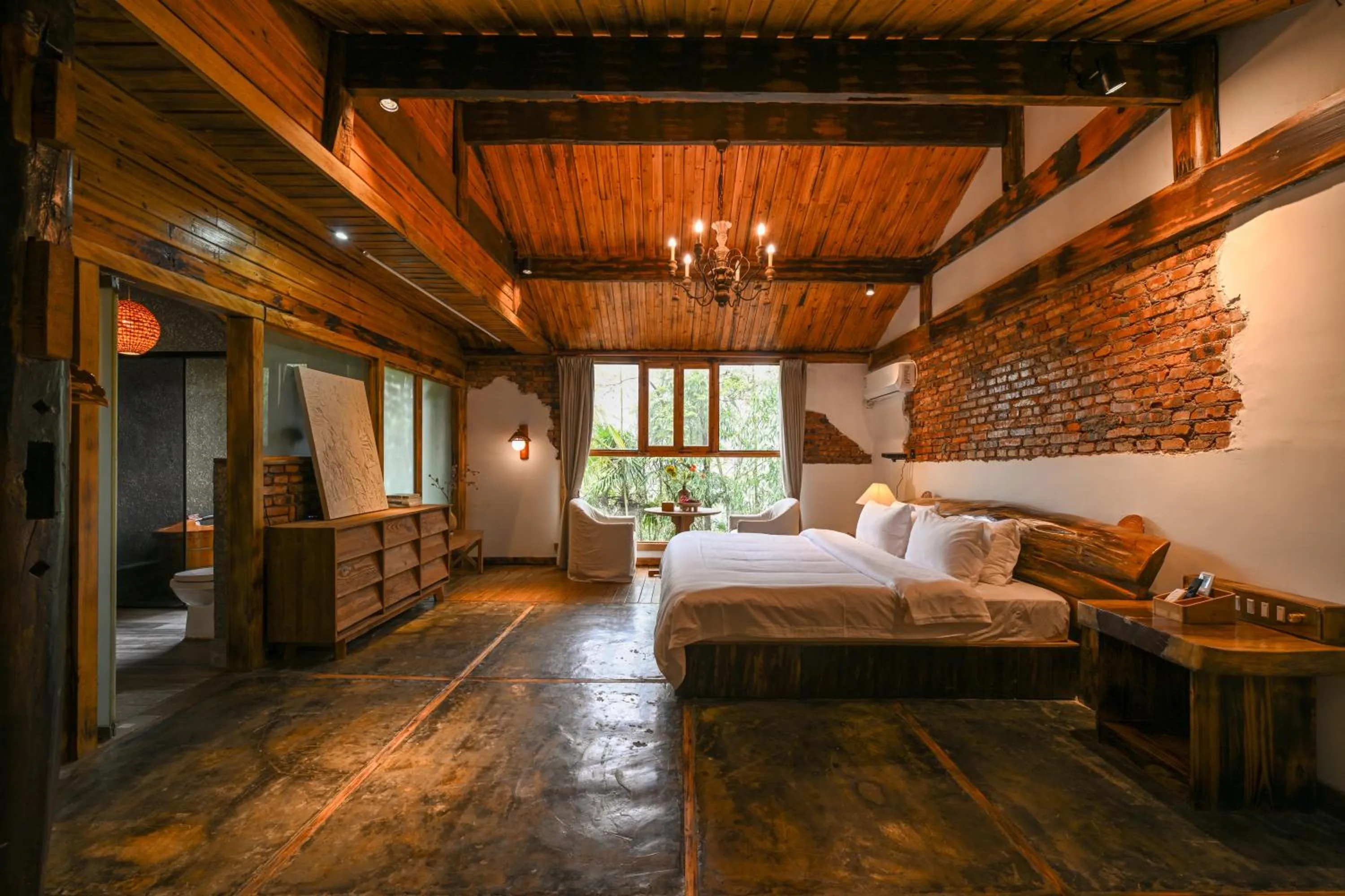 Photo of the whole room, Bed in No.5 Valley Lodge