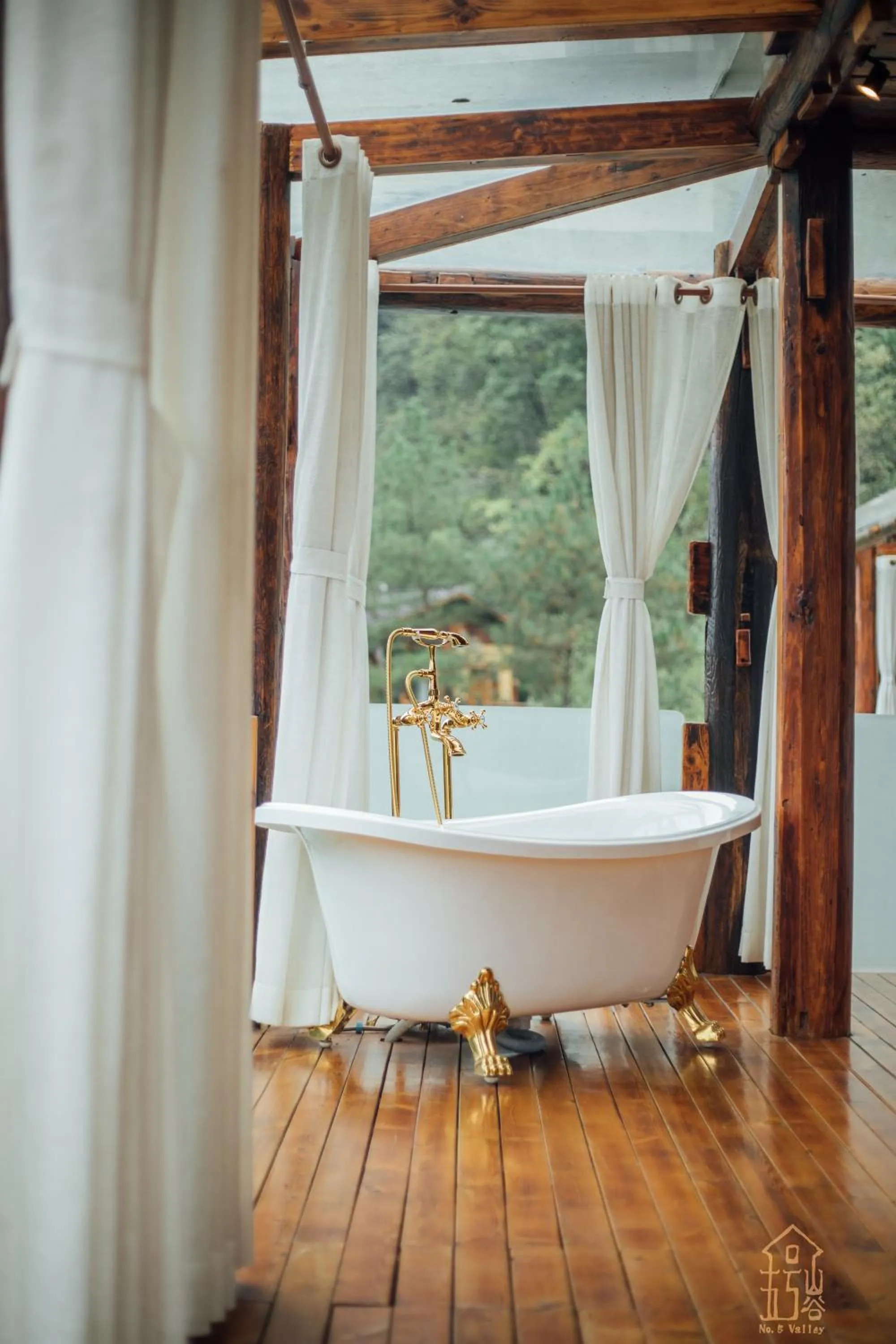 Bath in No.5 Valley Lodge