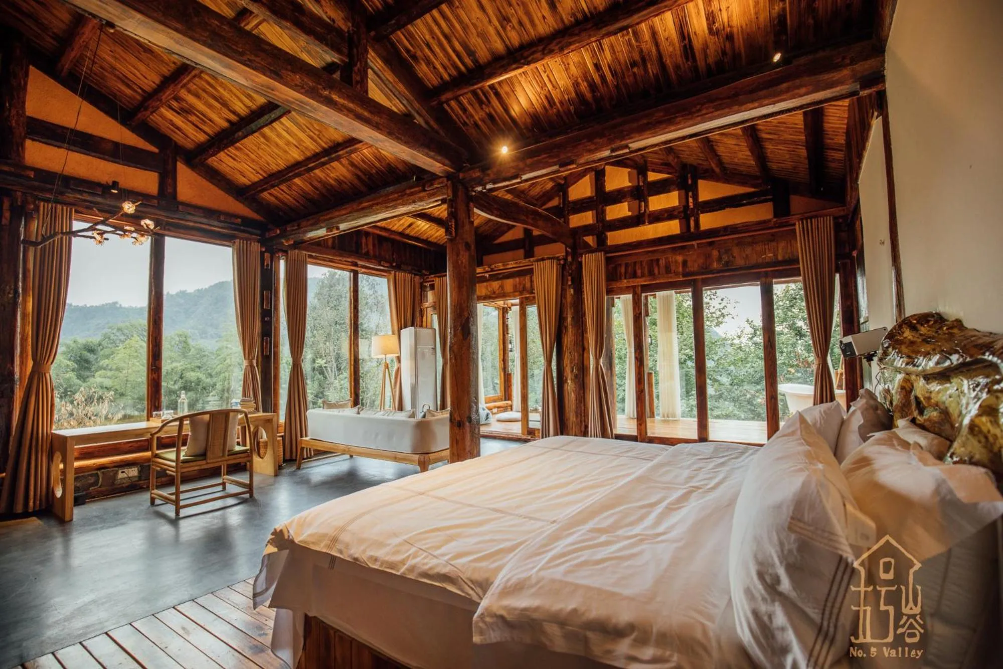 Bedroom, Bed in No.5 Valley Lodge