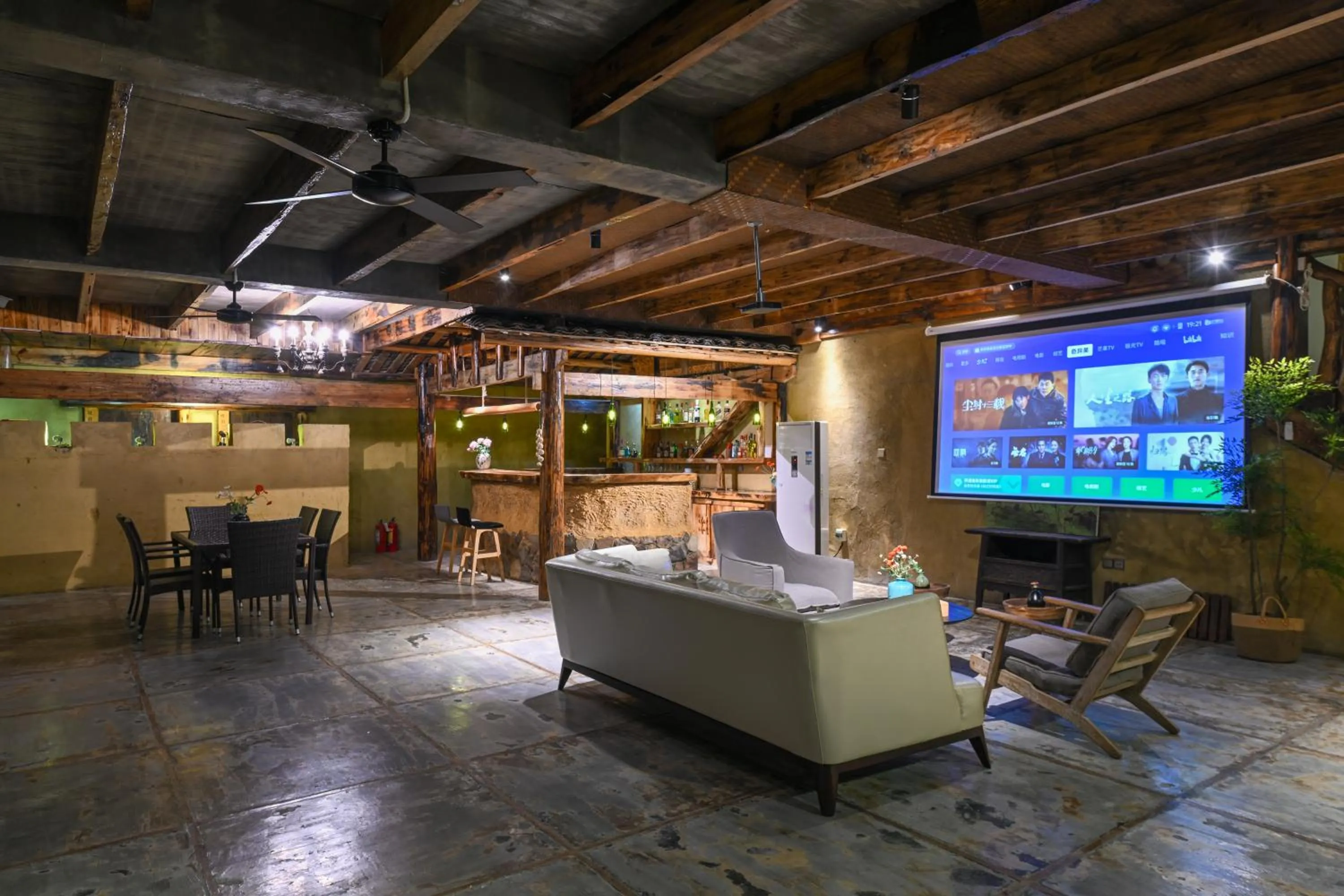 Communal lounge/ TV room in No.5 Valley Lodge