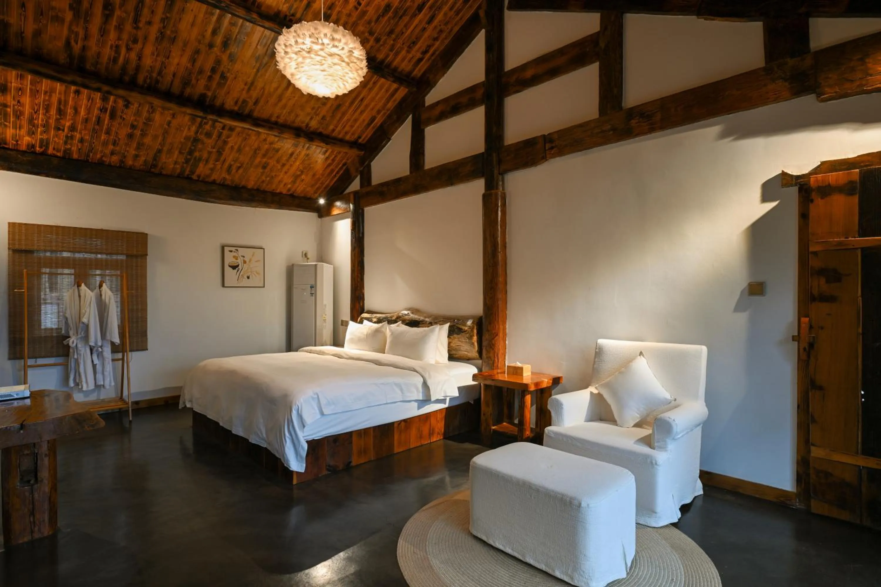 Bedroom, Bed in No.5 Valley Lodge