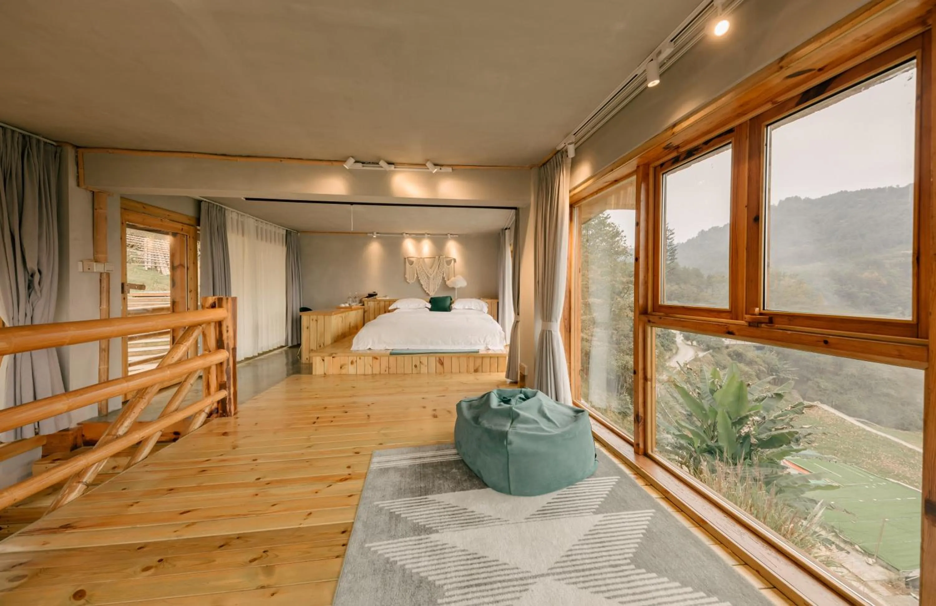 Photo of the whole room, Bed in No.5 Valley Lodge