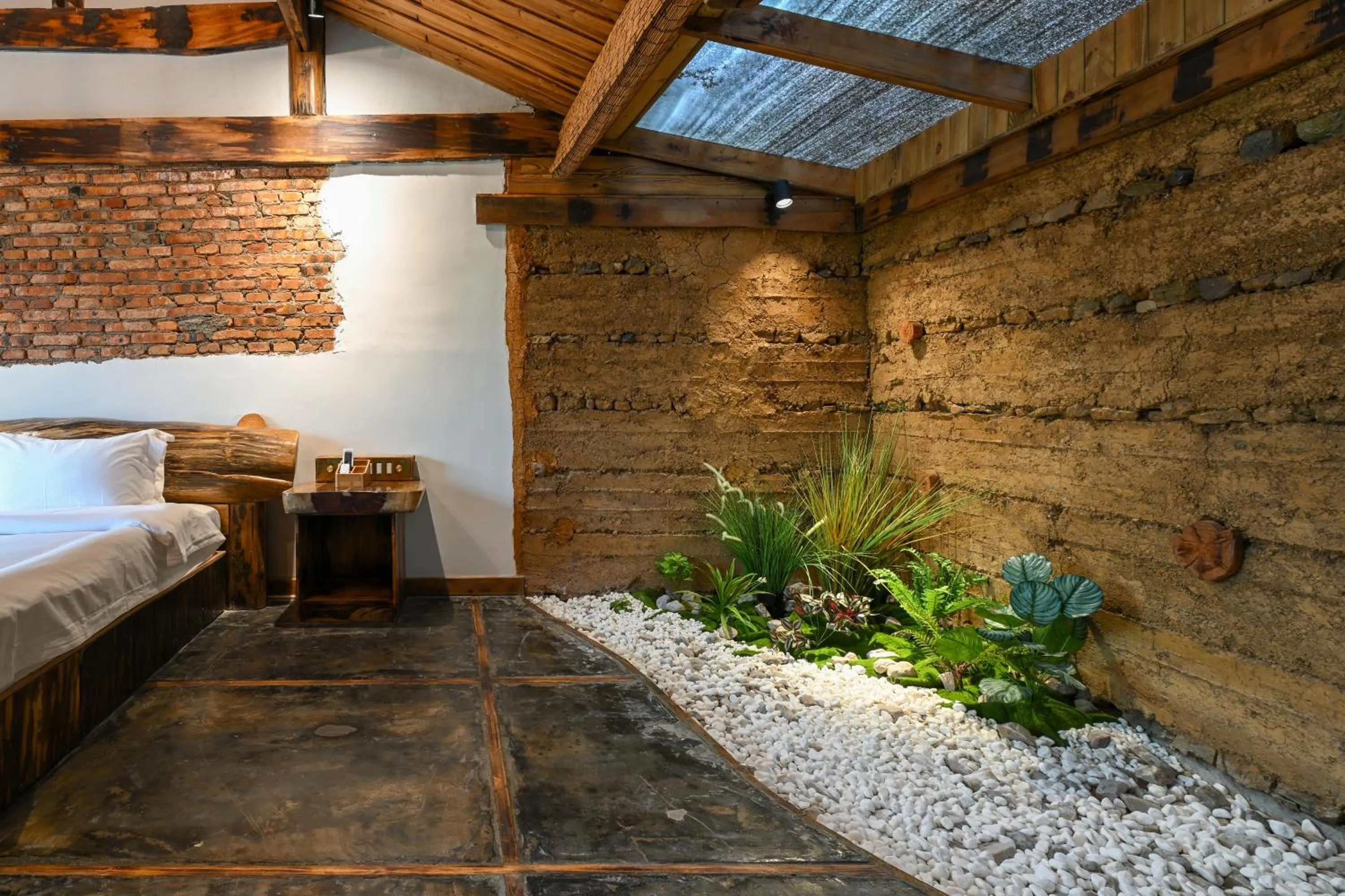 Photo of the whole room, Bed in No.5 Valley Lodge