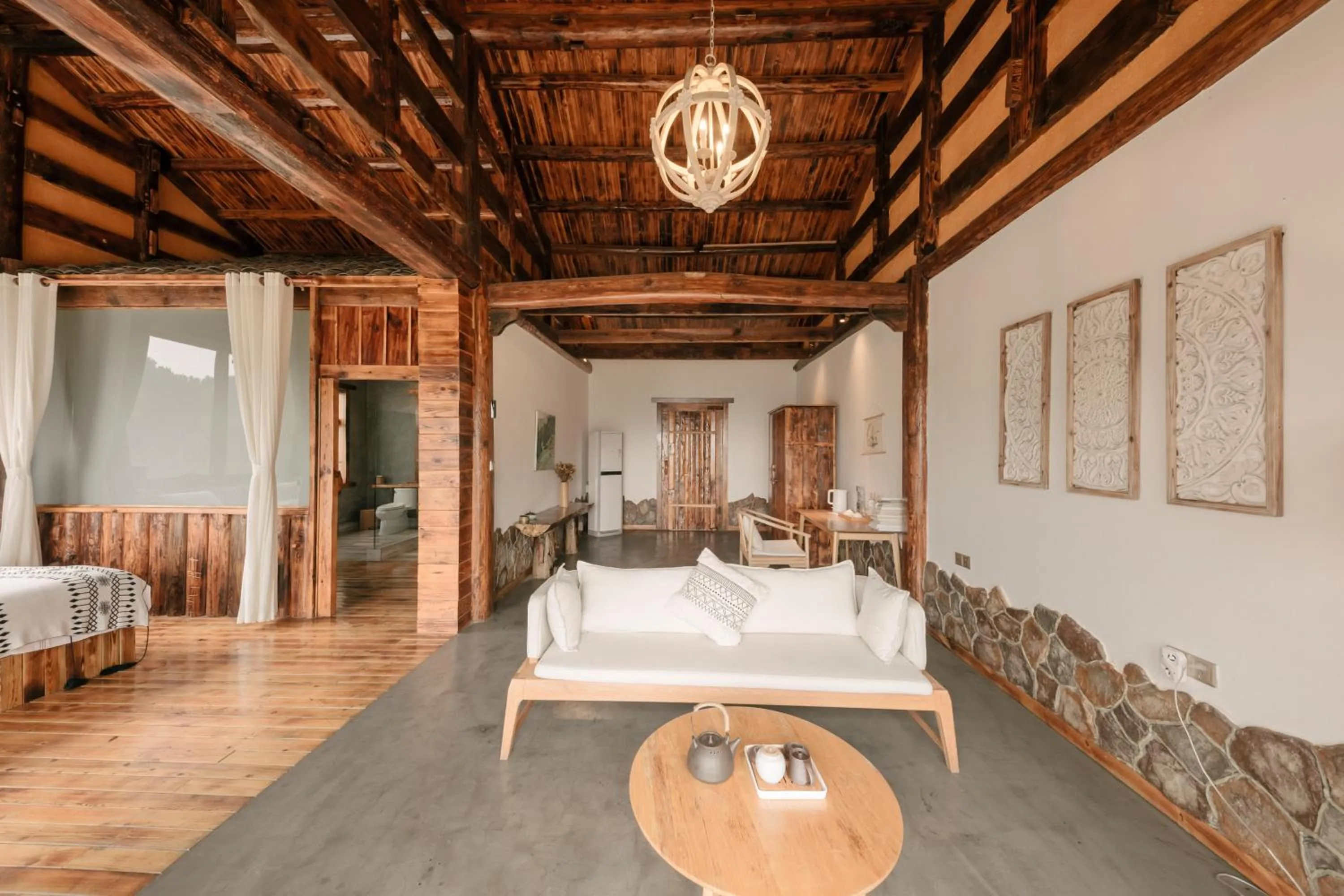 Photo of the whole room, Bed in No.5 Valley Lodge