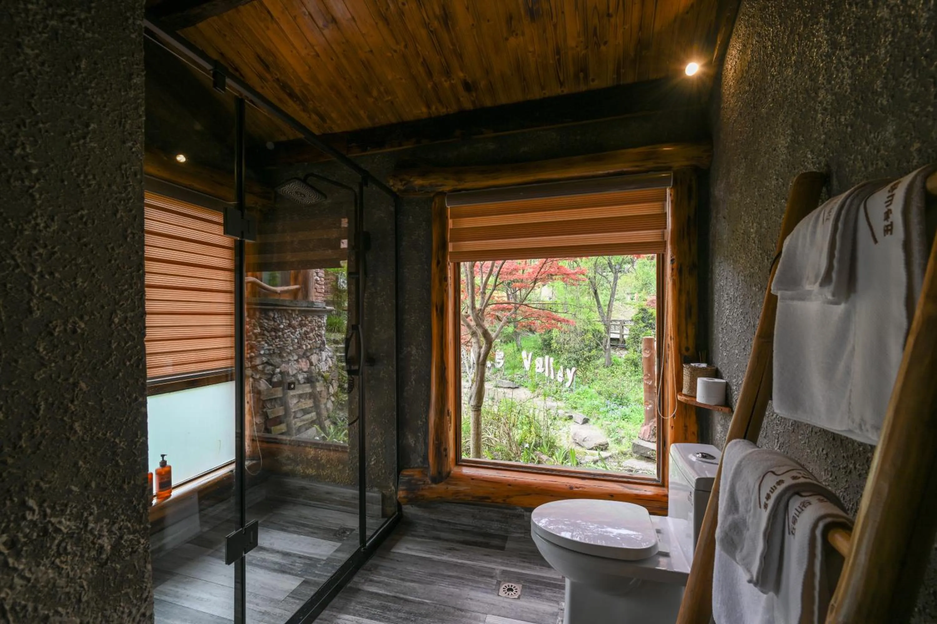 Bathroom in No.5 Valley Lodge