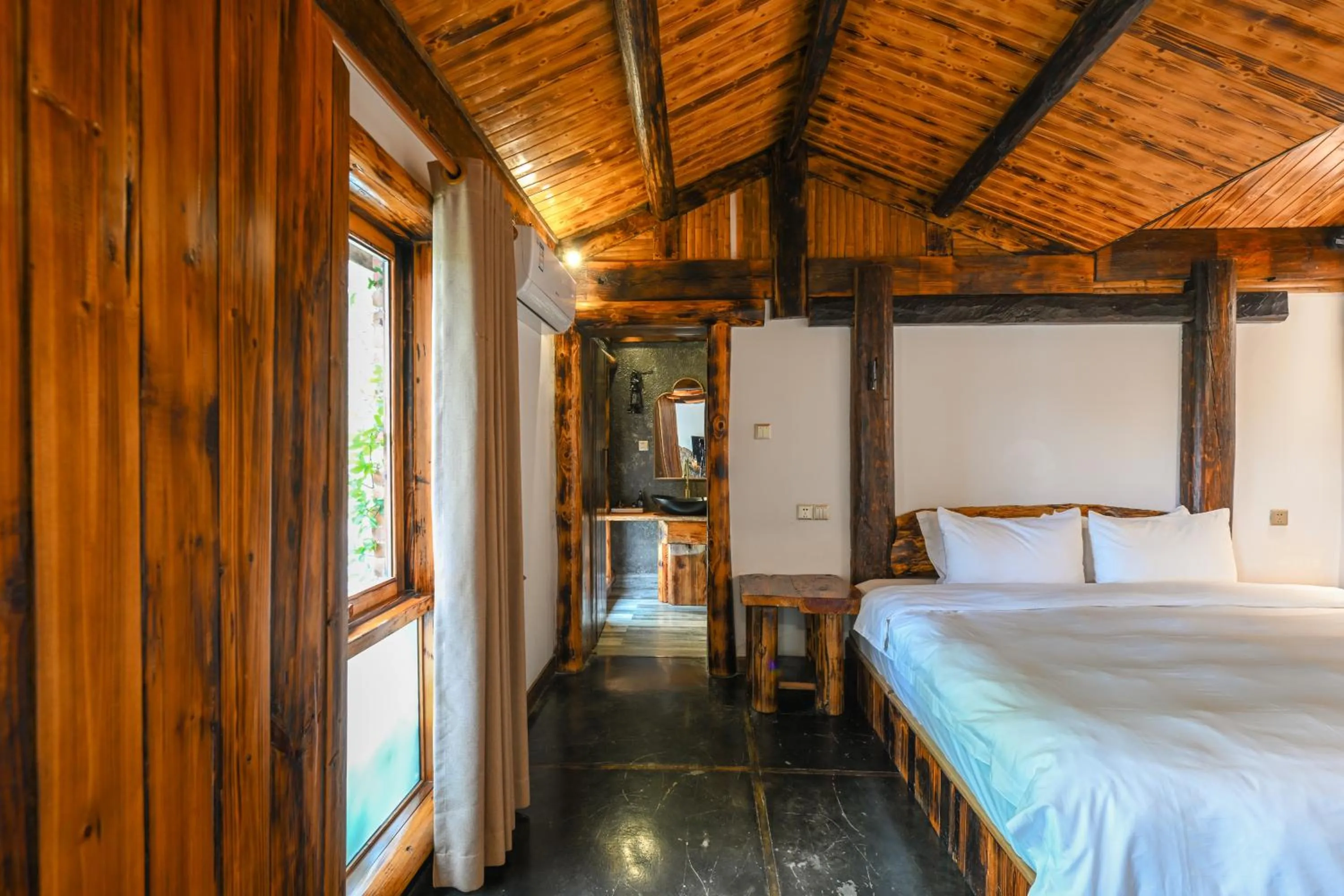 Photo of the whole room, Bed in No.5 Valley Lodge