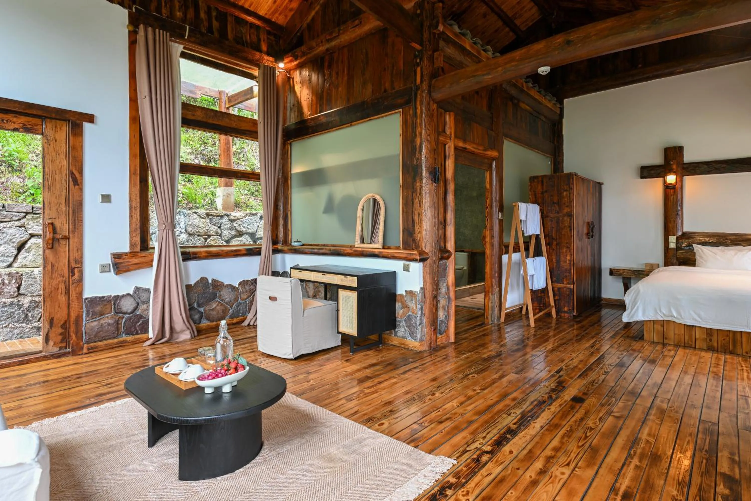 Photo of the whole room, Bed in No.5 Valley Lodge