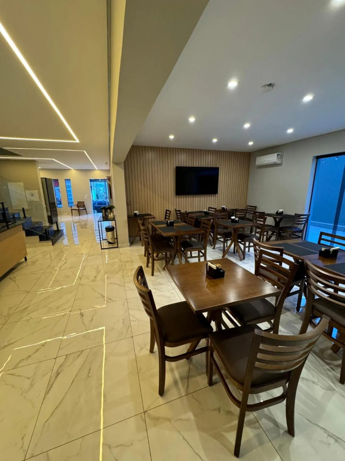 Restaurant/places to eat in HS Hotel