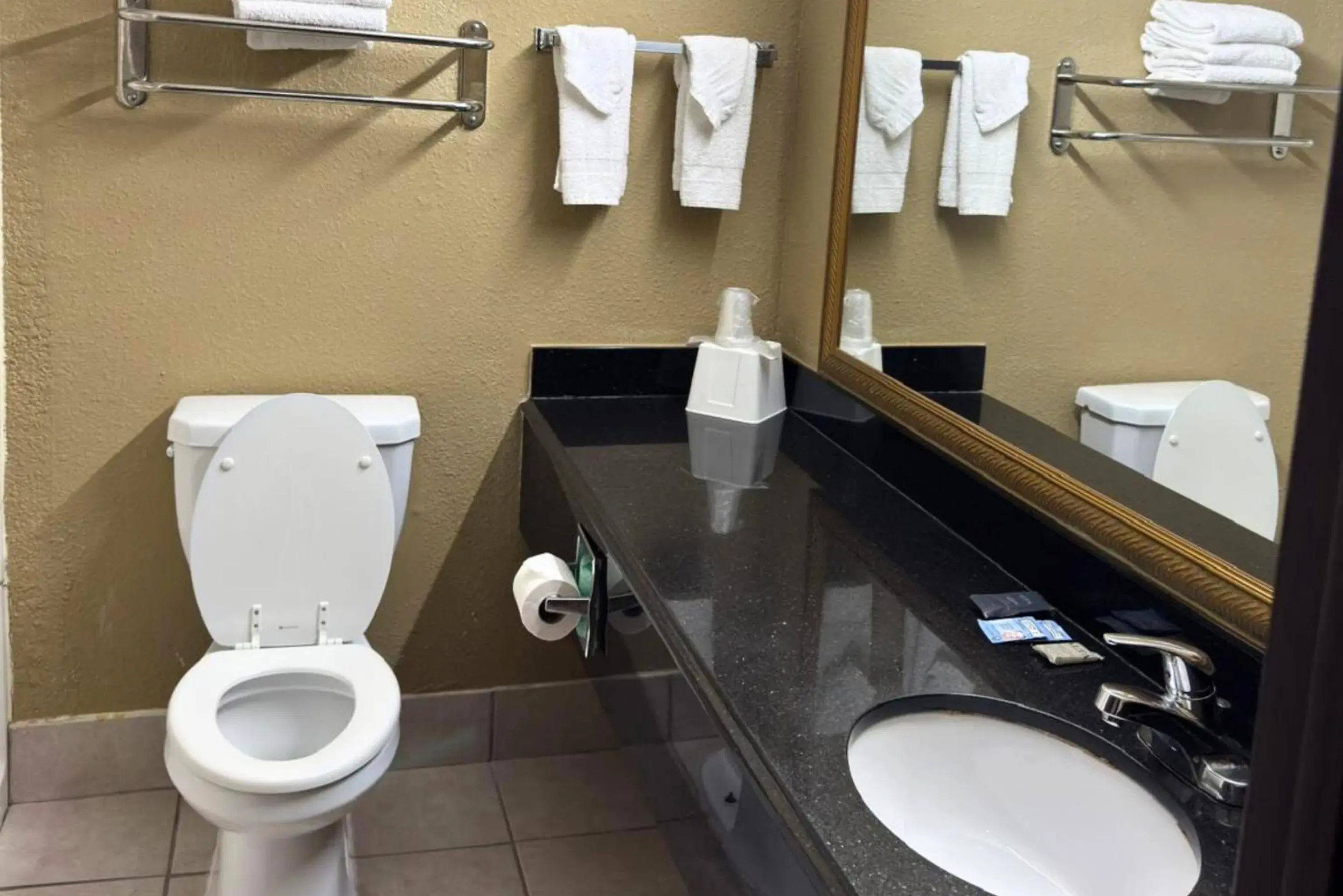 Deluxe Double Room - single occupancy in Broadway INN & SUITES OKC Deluxe Double Room - single occupancy in Broadway INN & SUITES OKC