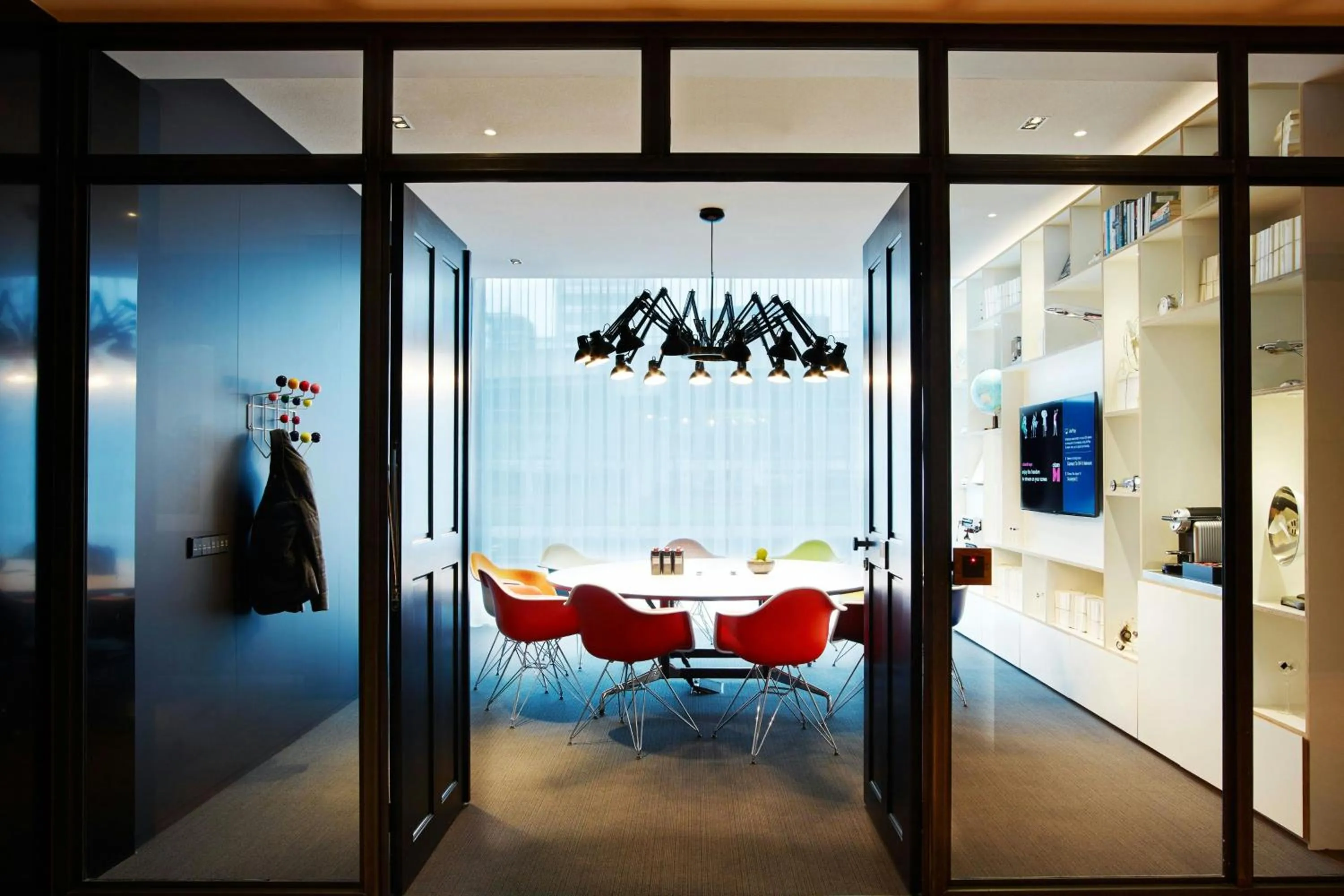 Meeting/conference room in citizenM Schiphol Airport