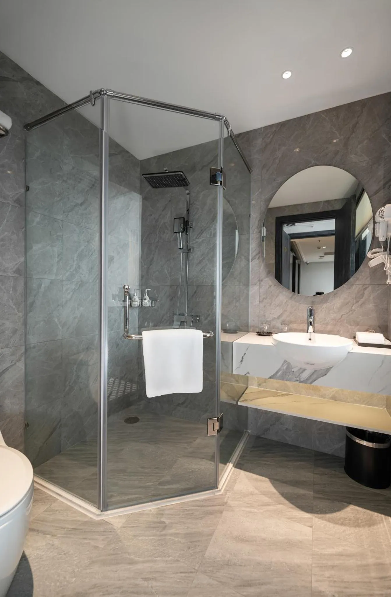 Shower in Luxe Paradise Premium Hotel Pham Hong Thai