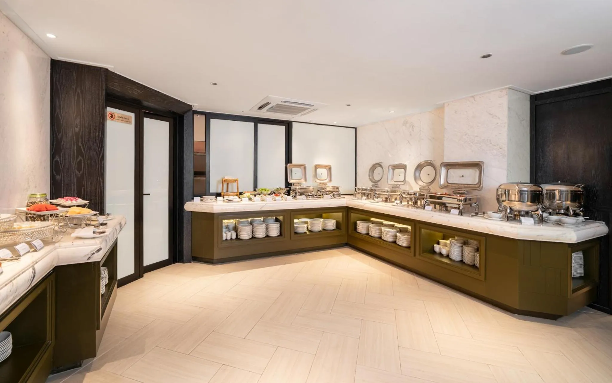 Restaurant/places to eat in Luxe Paradise Premium Hotel Pham Hong Thai