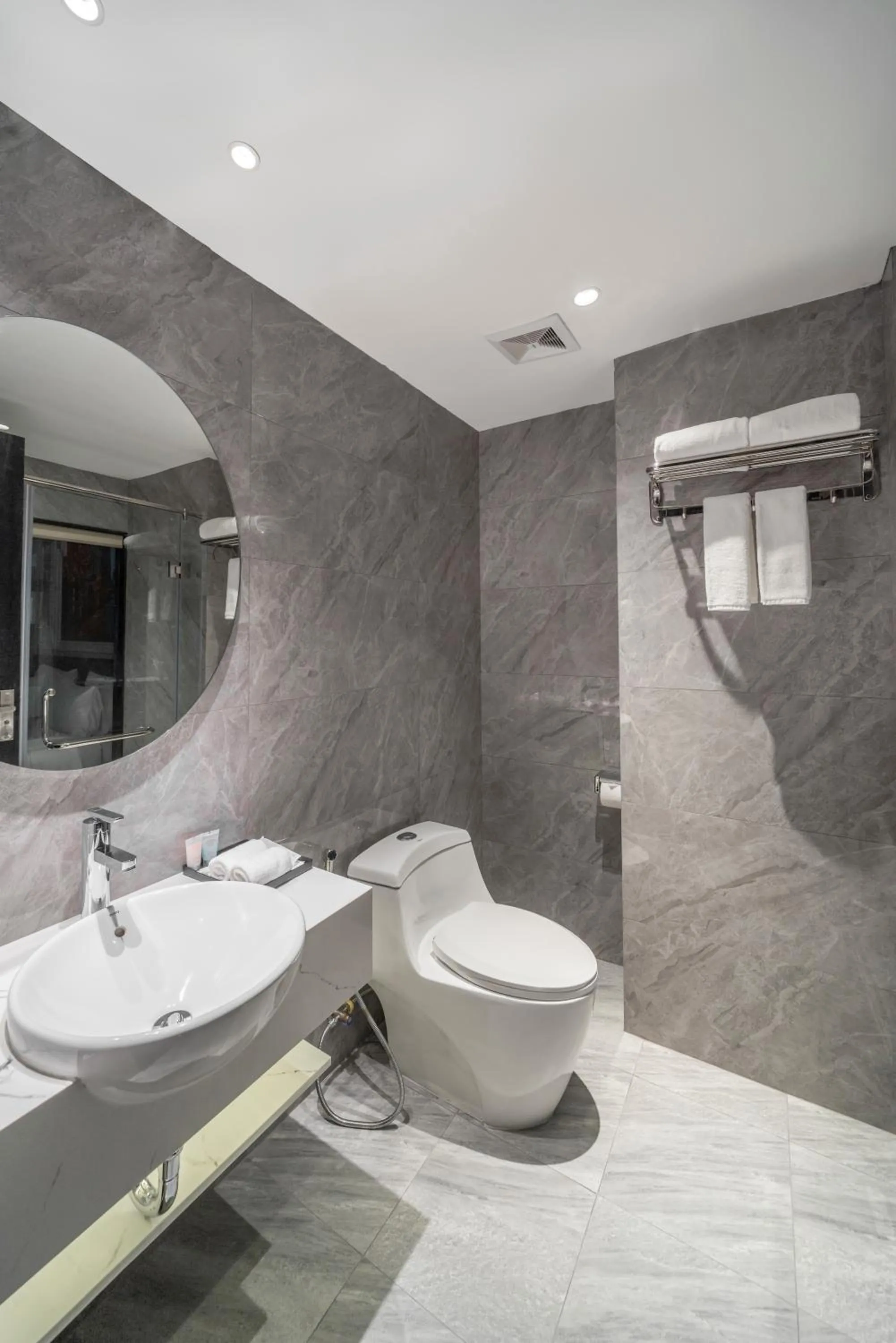 Shower in Luxe Paradise Premium Hotel Pham Hong Thai