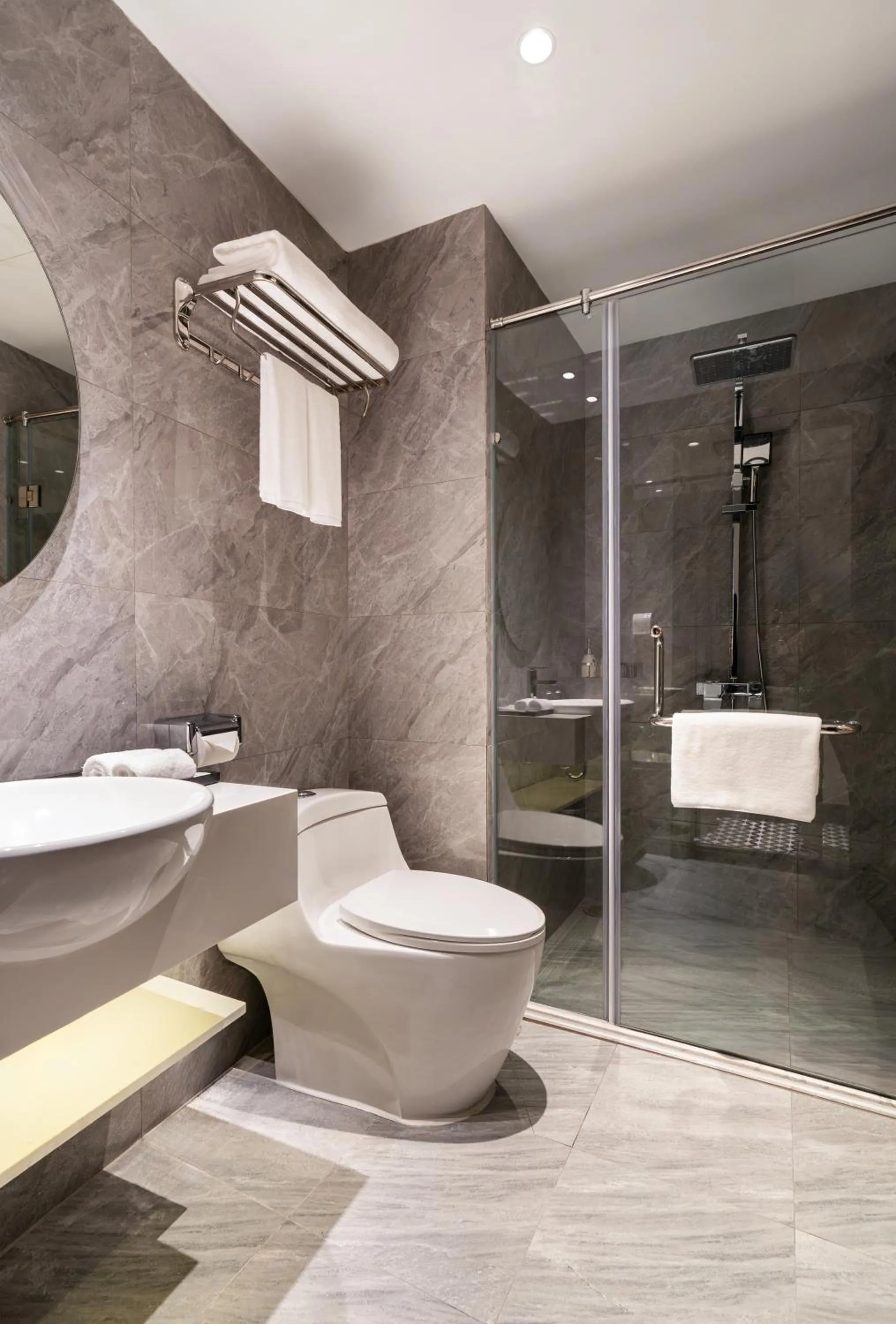 Shower in Luxe Paradise Premium Hotel Pham Hong Thai