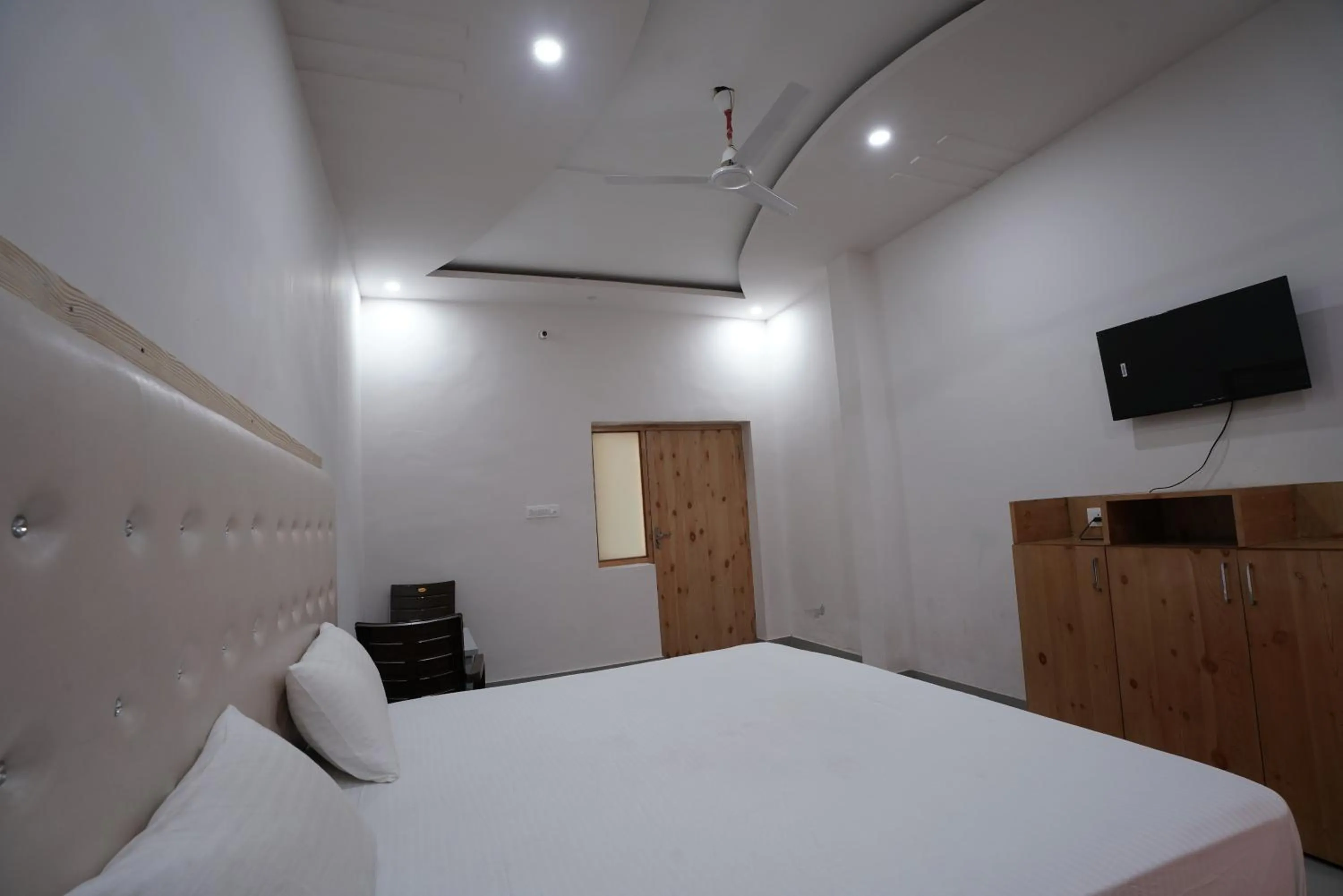 Bedroom, Bed in Hotel O Aditya Residency UK04