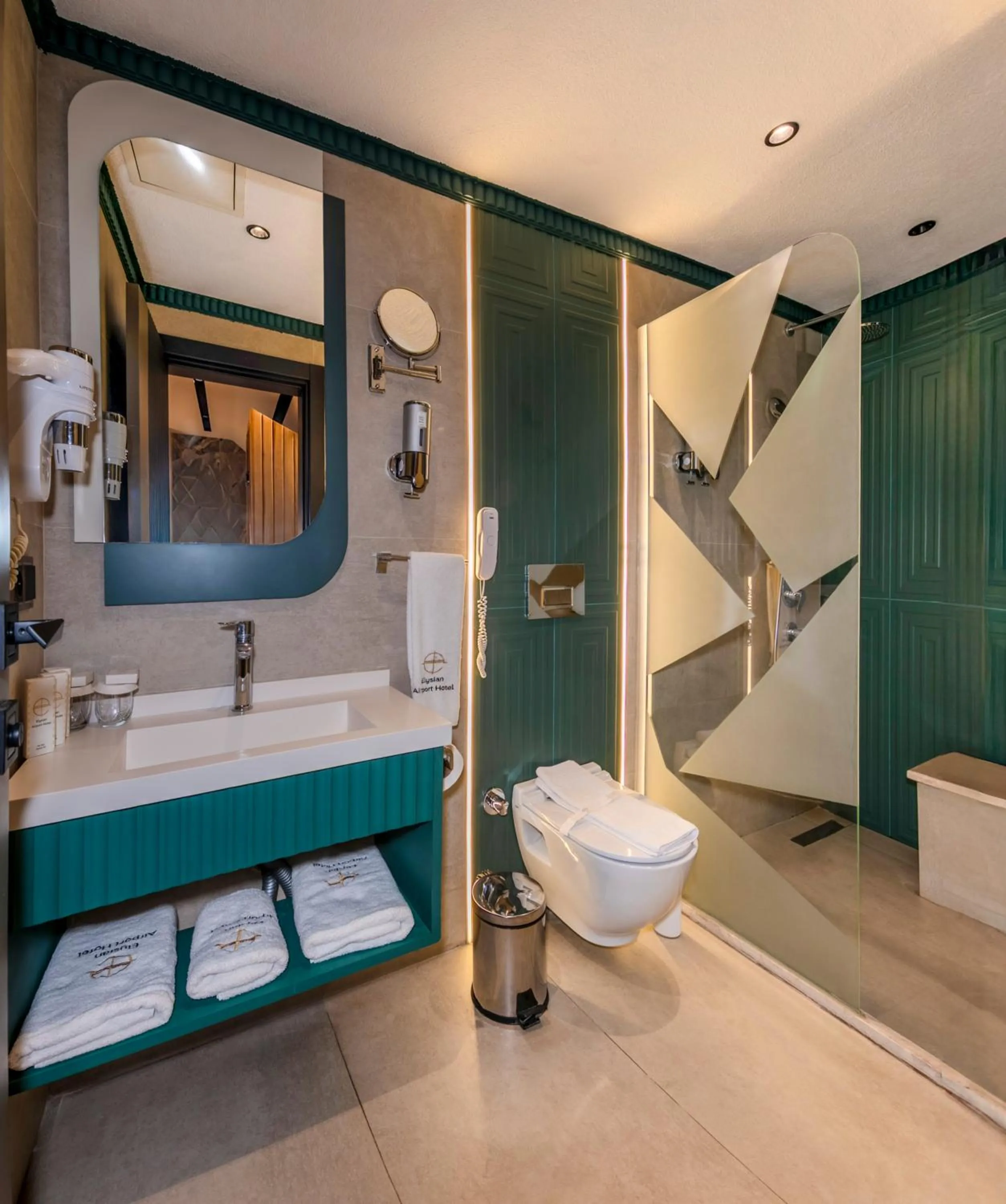 Shower in Elysian Airport Hotel & Restaurant