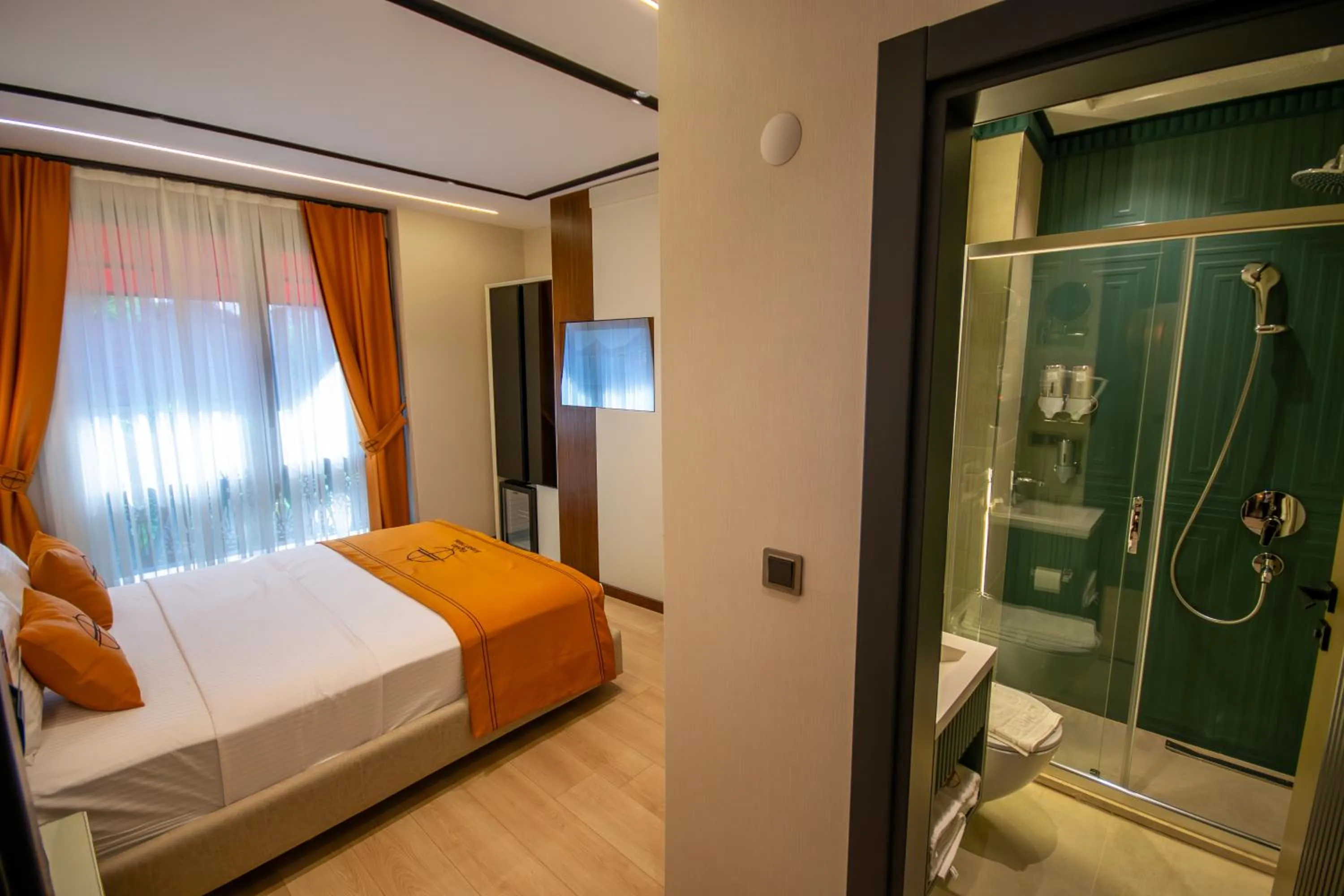 Photo of the whole room, Bed in Elysian Airport Hotel & Restaurant