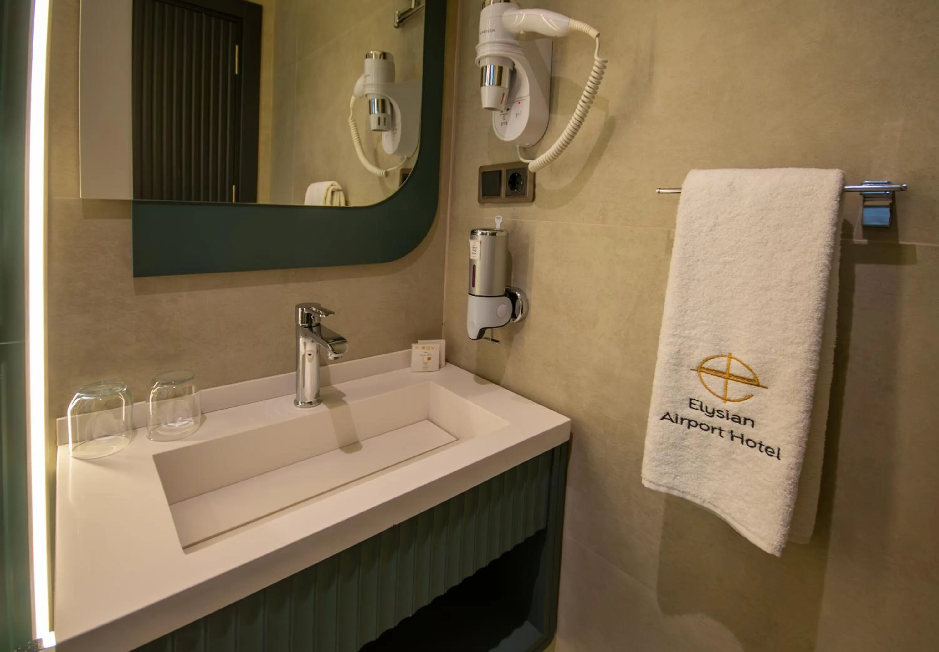 Bathroom in Elysian Airport Hotel & Restaurant