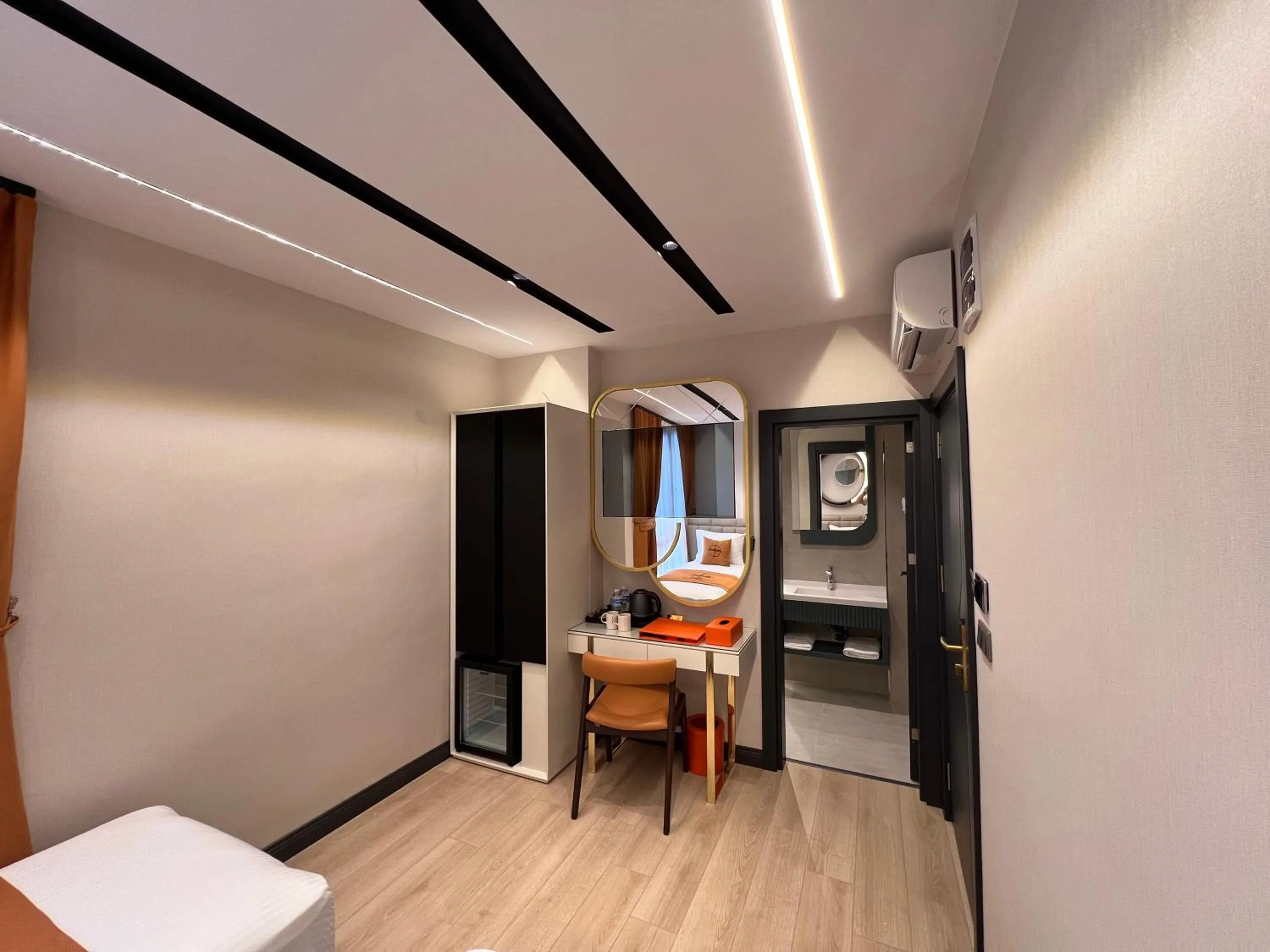 Bed in Elysian Airport Hotel & Restaurant