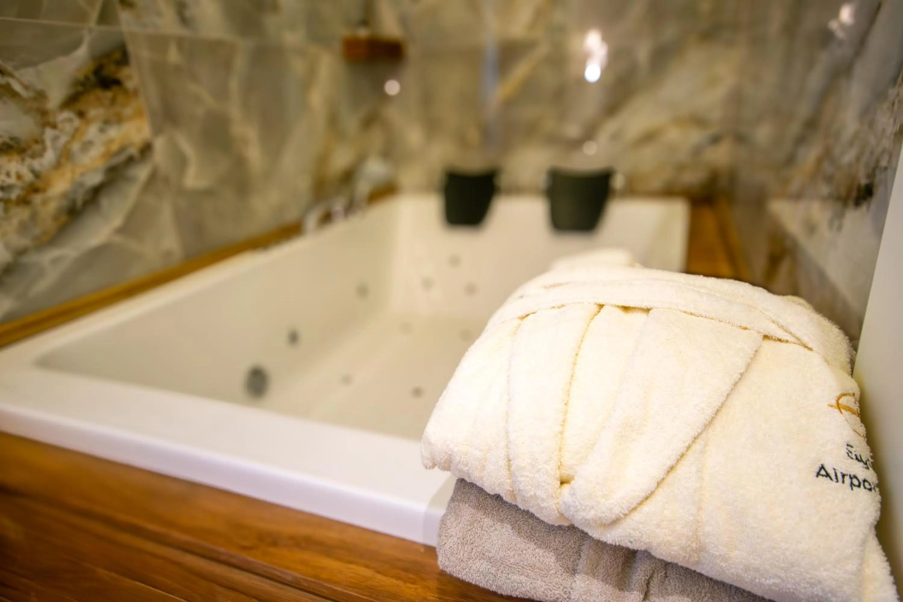 Hot Tub in Elysian Airport Hotel & Restaurant