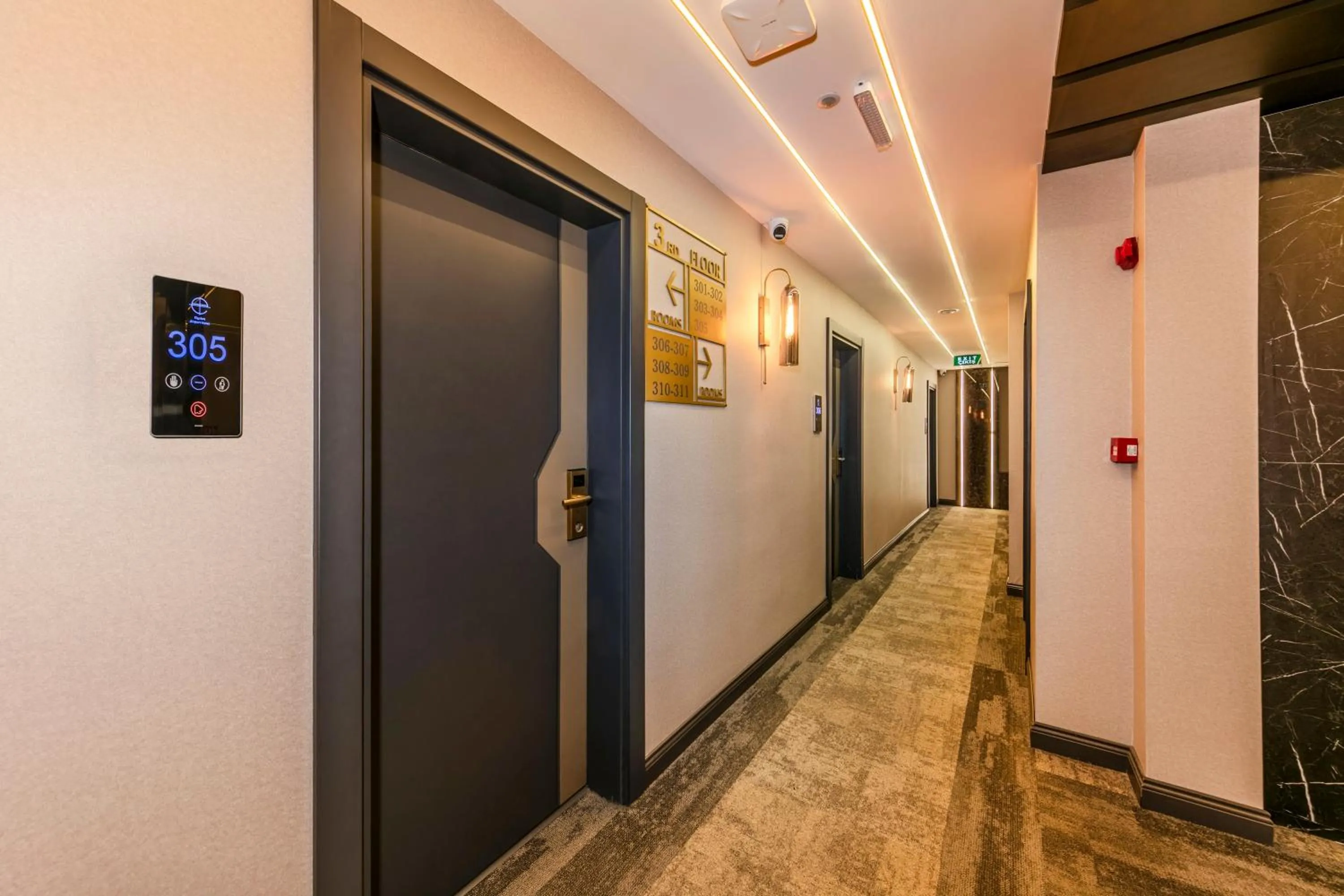 elevator in Elysian Airport Hotel & Restaurant