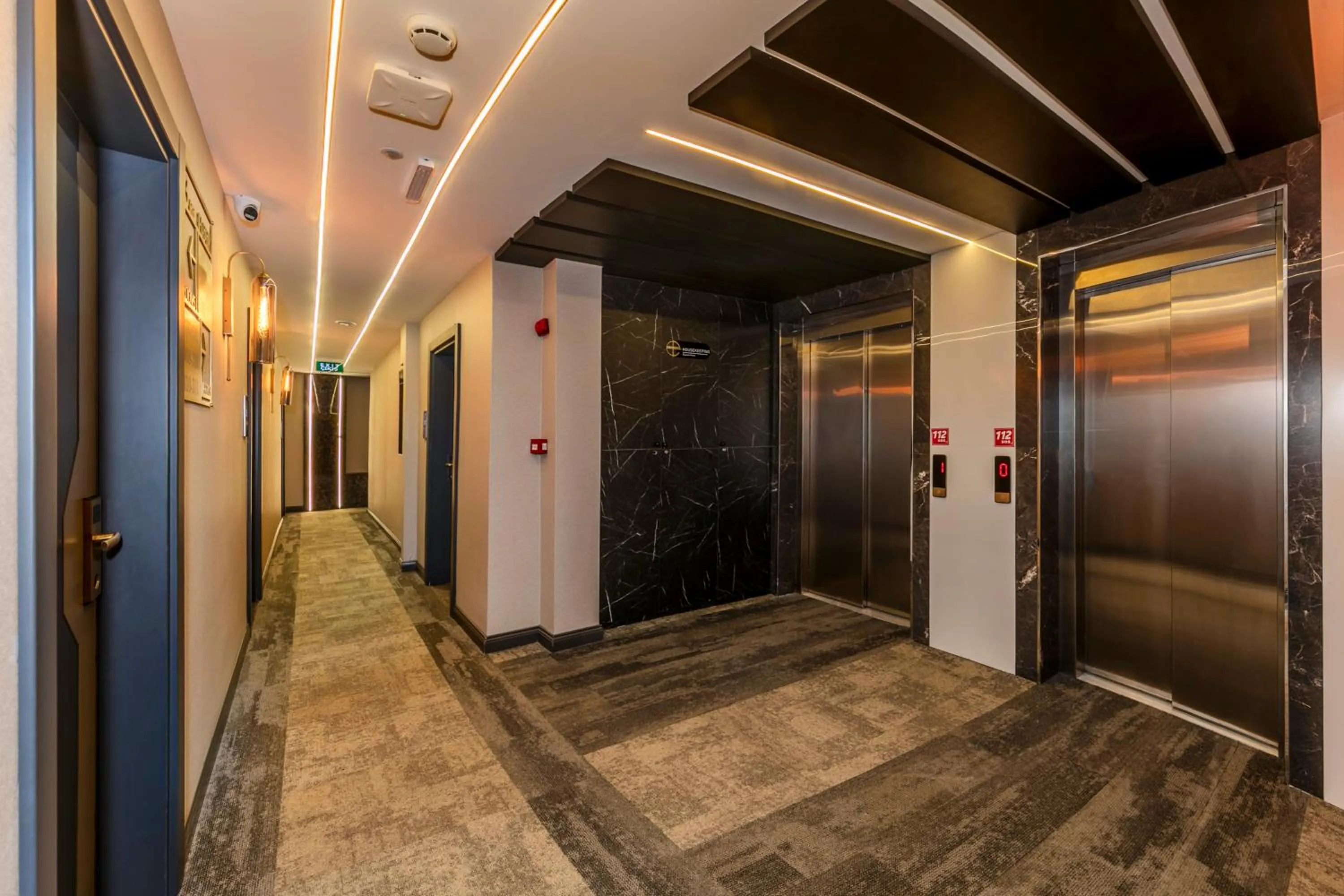 elevator in Elysian Airport Hotel & Restaurant
