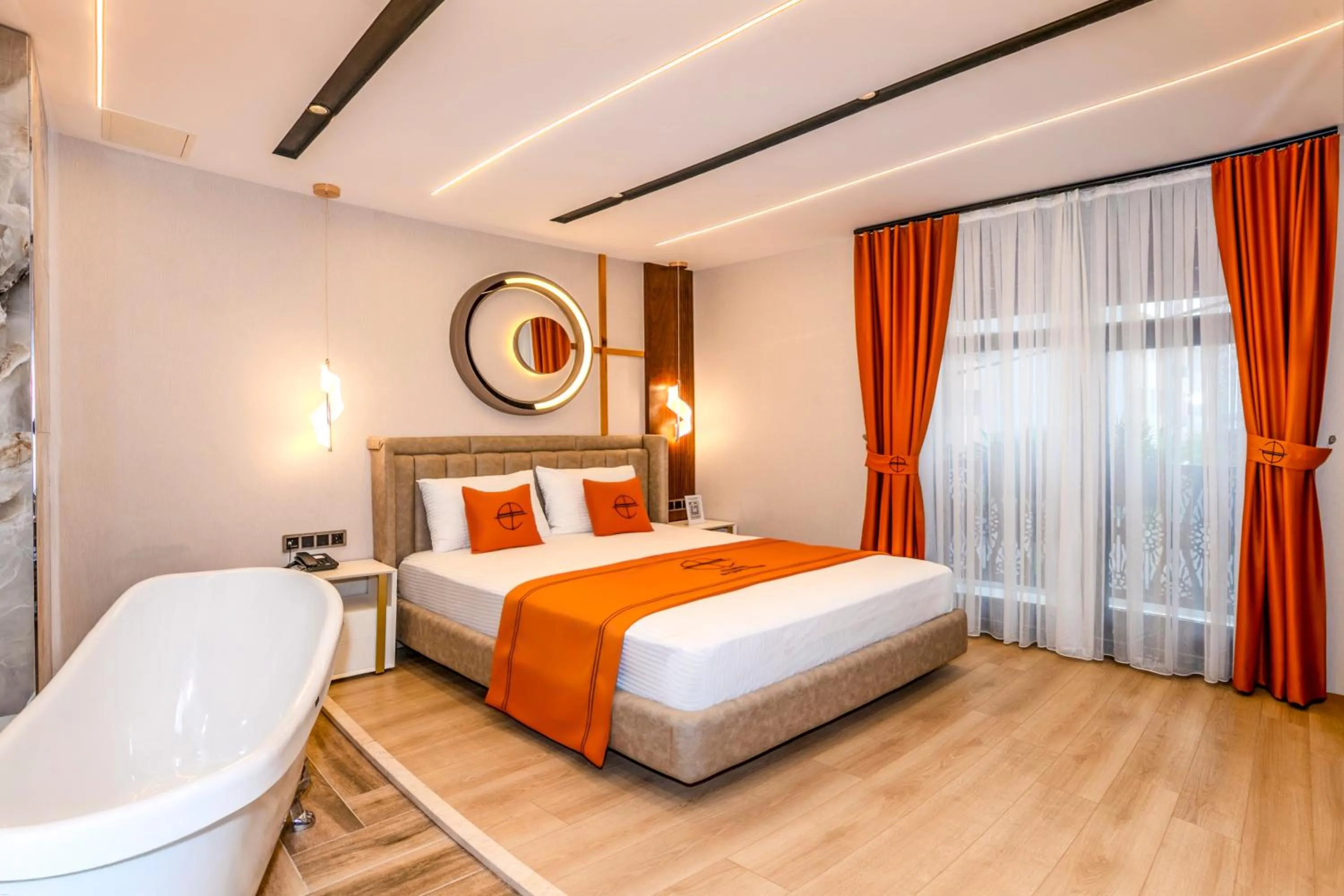 Bath, Bed in Elysian Airport Hotel & Restaurant