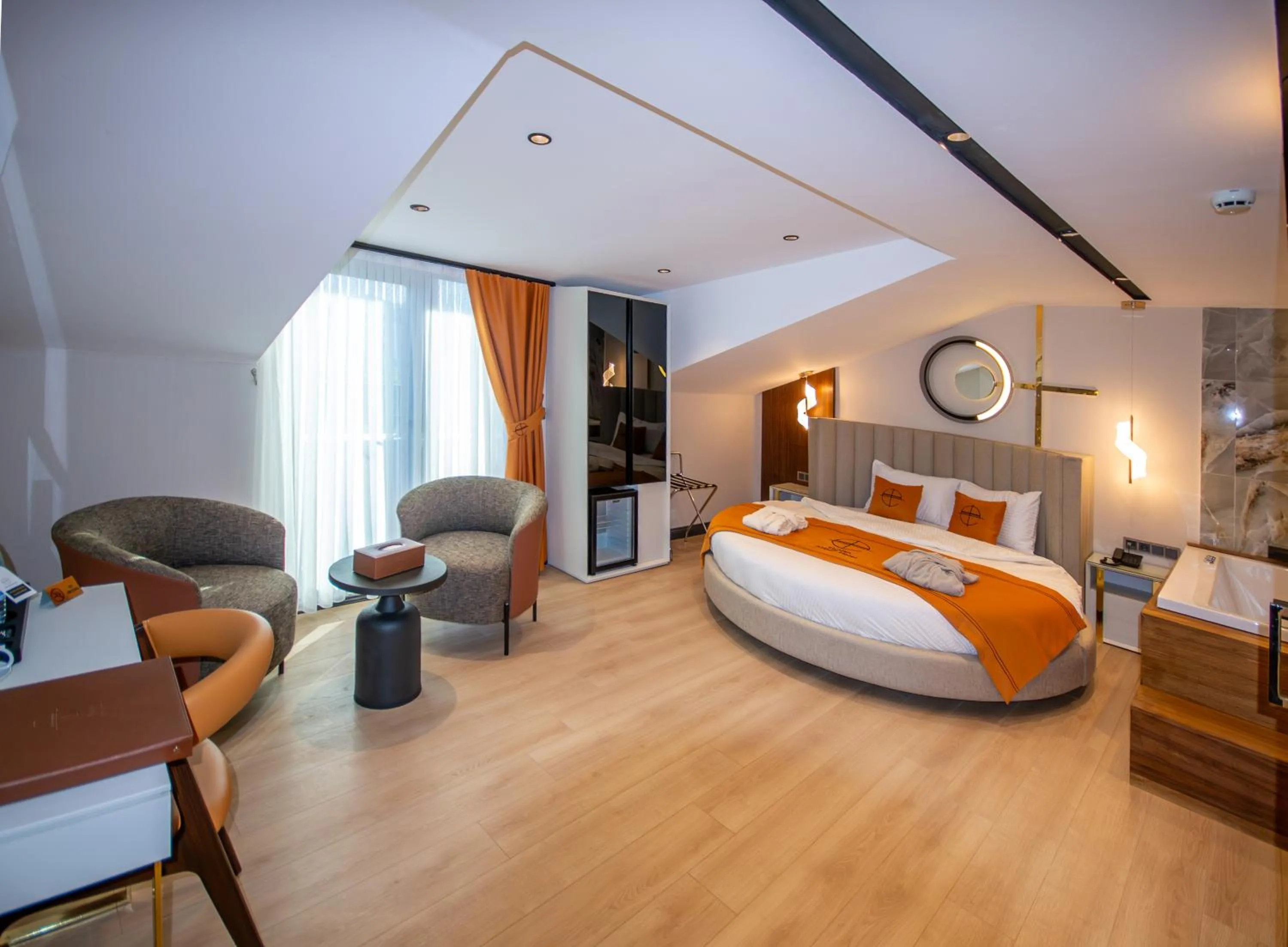 Living room, Bed in Elysian Airport Hotel & Restaurant