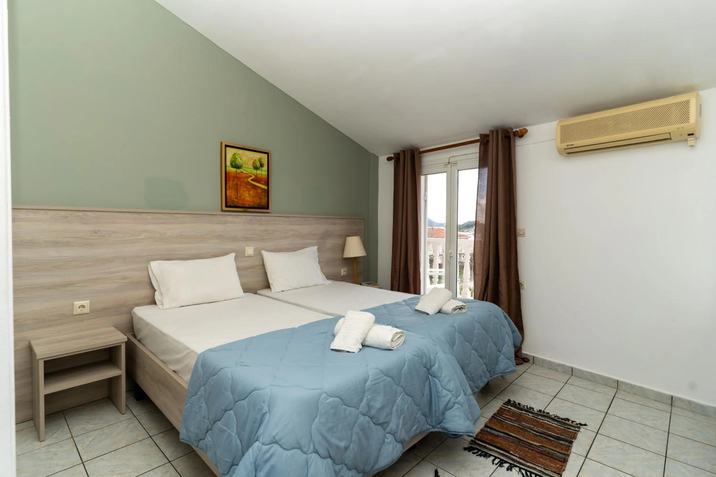 Photo of the whole room, Bed in Alex Studios